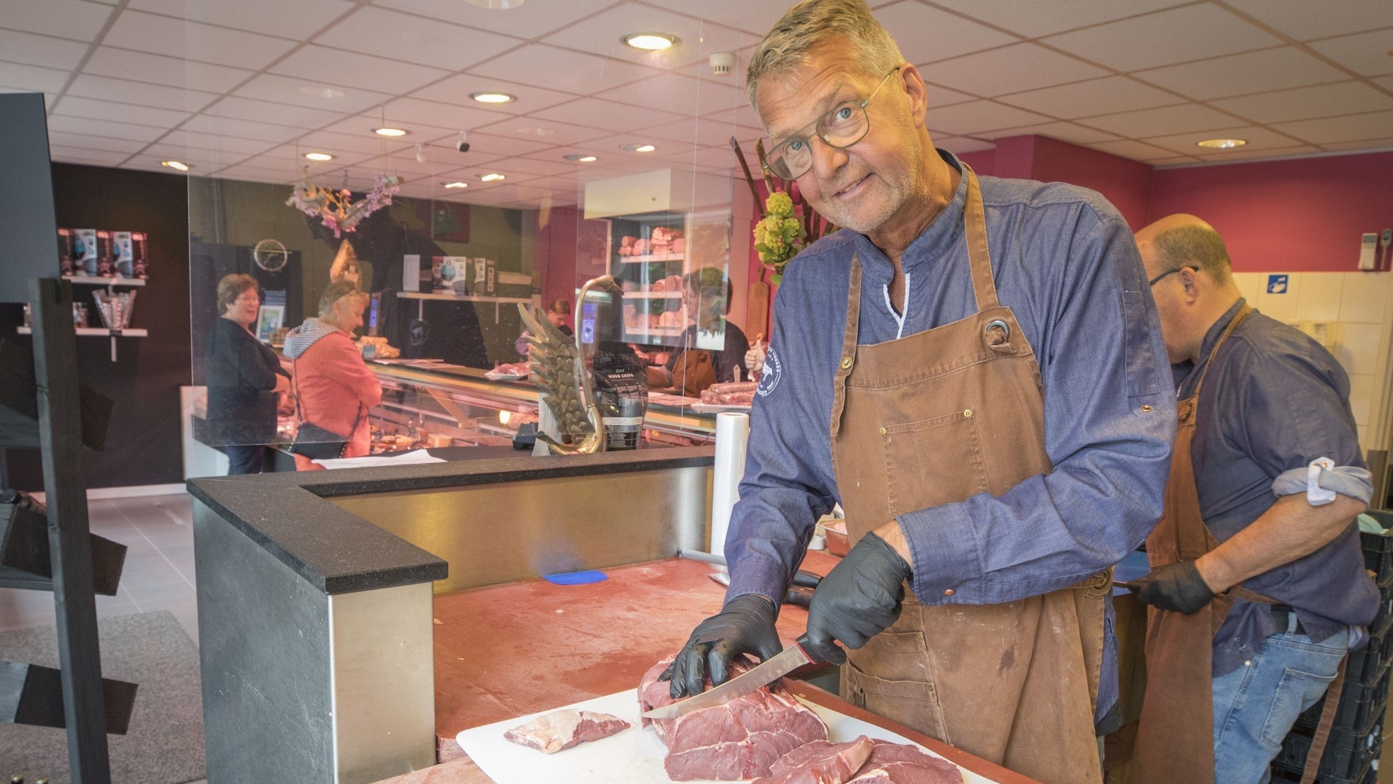 Jankees Krijger snijdt het verse vlees. Foto's: Johan van der Heijden