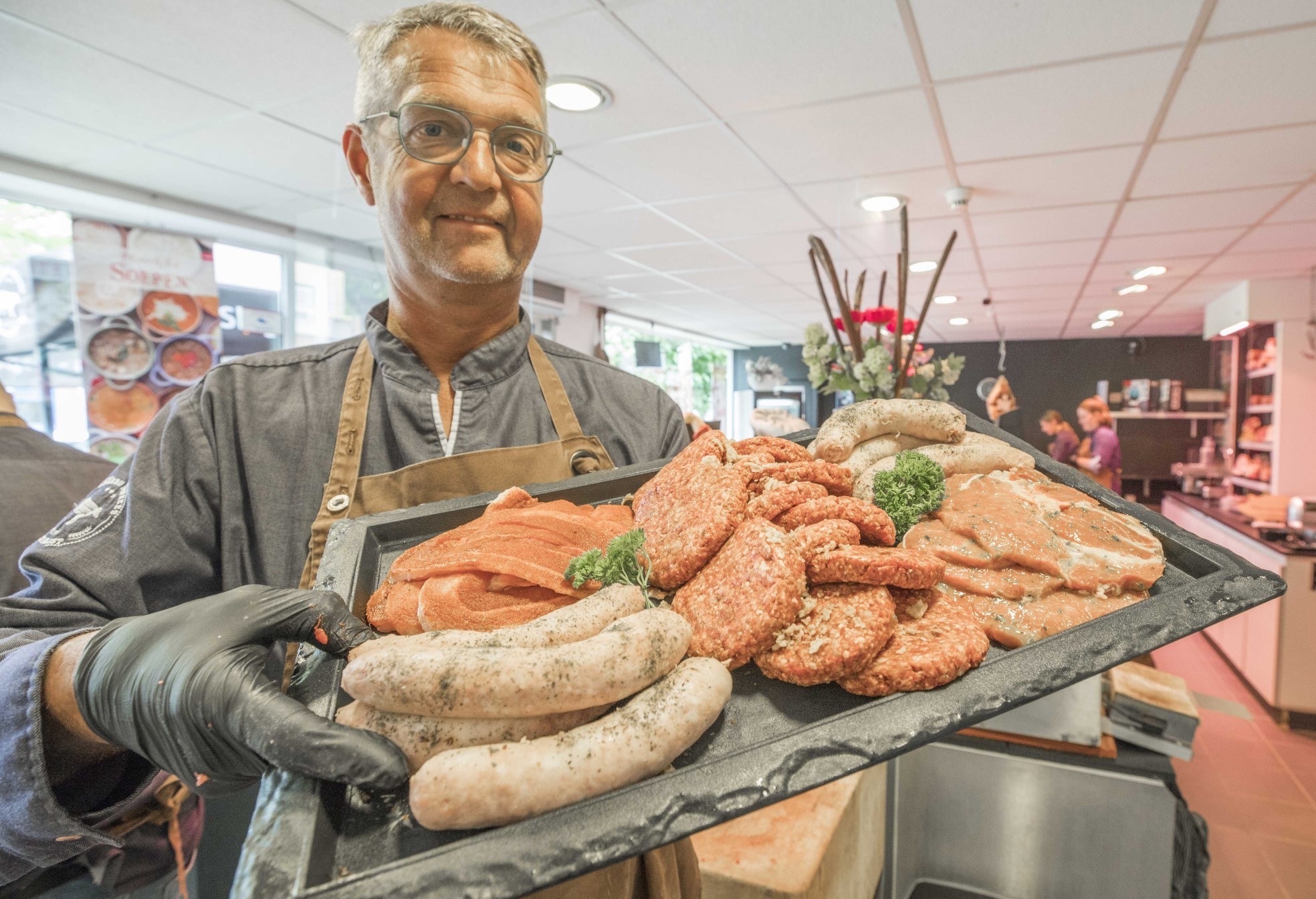 Jankees Krijger met een BBQ-schaal, die producten zijn vooral in het zomerseizoen populair.