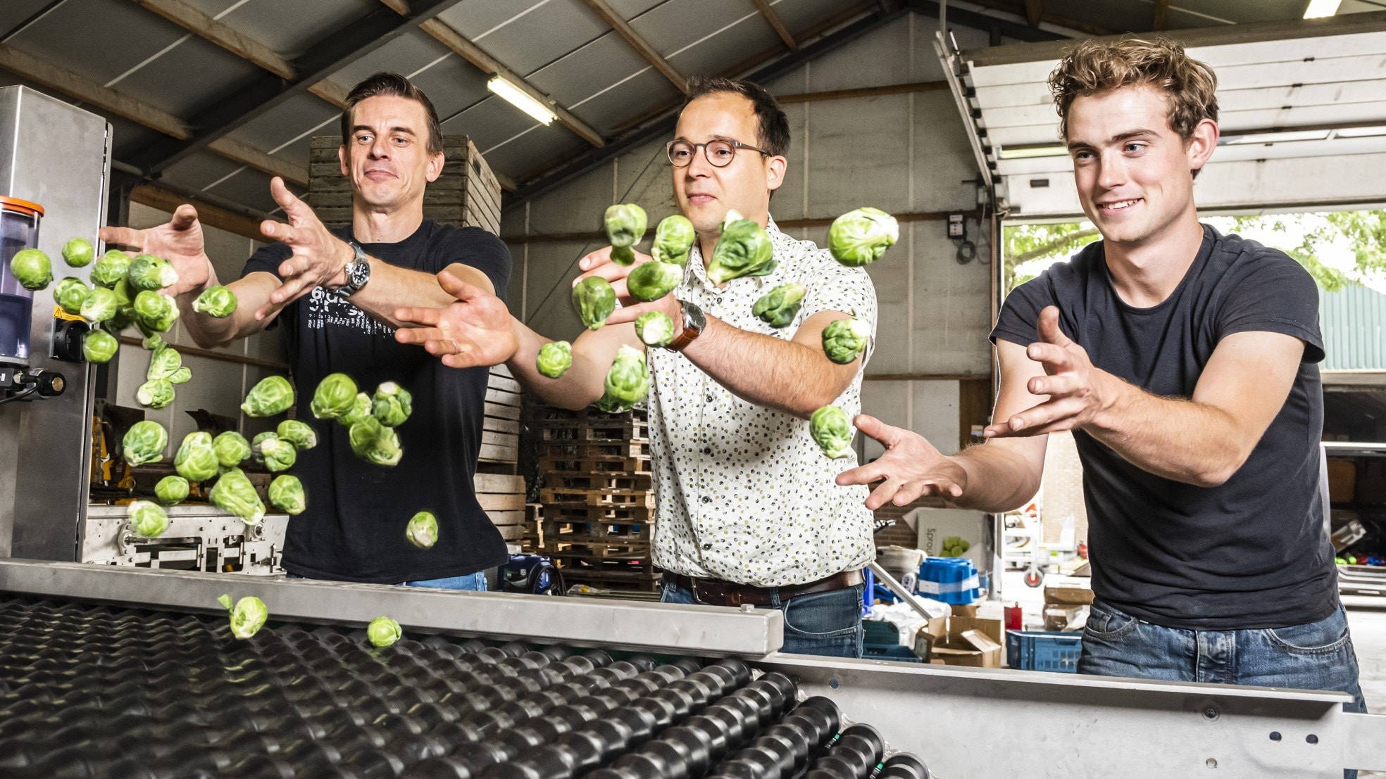 Van links naar rechts: Erik Toussaint, Wouter Bac en Jordy van der Burg bij de machine. Foto: AD/Merel Klijzing.