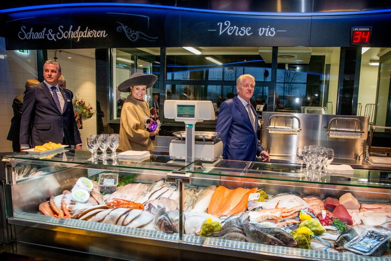 Koningin Máxima opende in 2015 het nieuwe pand van Schmidt Zeevis in Rotterdam. Het pand in de Spaanse Polder heeft de contouren van een groot schip. Er zijn onder meer een winkel en opslagruimte gevestigd. Foto: ANP.