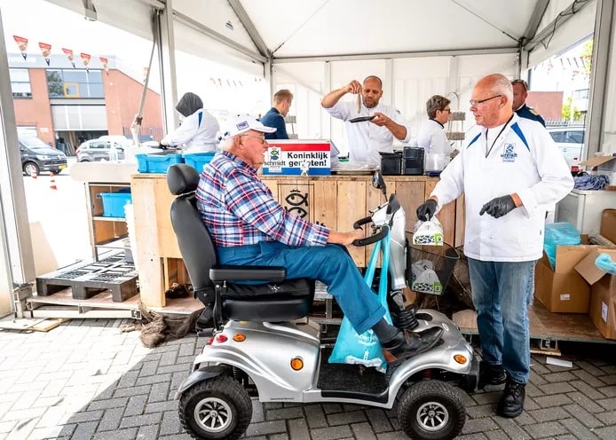 Hans Schmidt is nog altijd wekelijks te vinden bij Schmidt Zeevis: ‘Ik trakteer altijd’. Foto: AD/Jan Kok-Boomerang Fotografie.