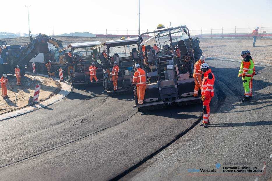 De tussenlaag wordt neergelegd in één van de kombochten. Foto: AD/Isra van Velzen.