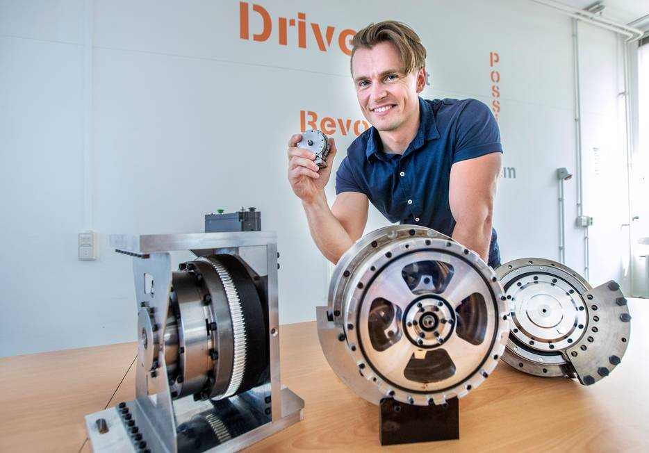 Thibaud Verschoor met het 'robothart' van IMSystems. Foto: AD/Frank Jansen.