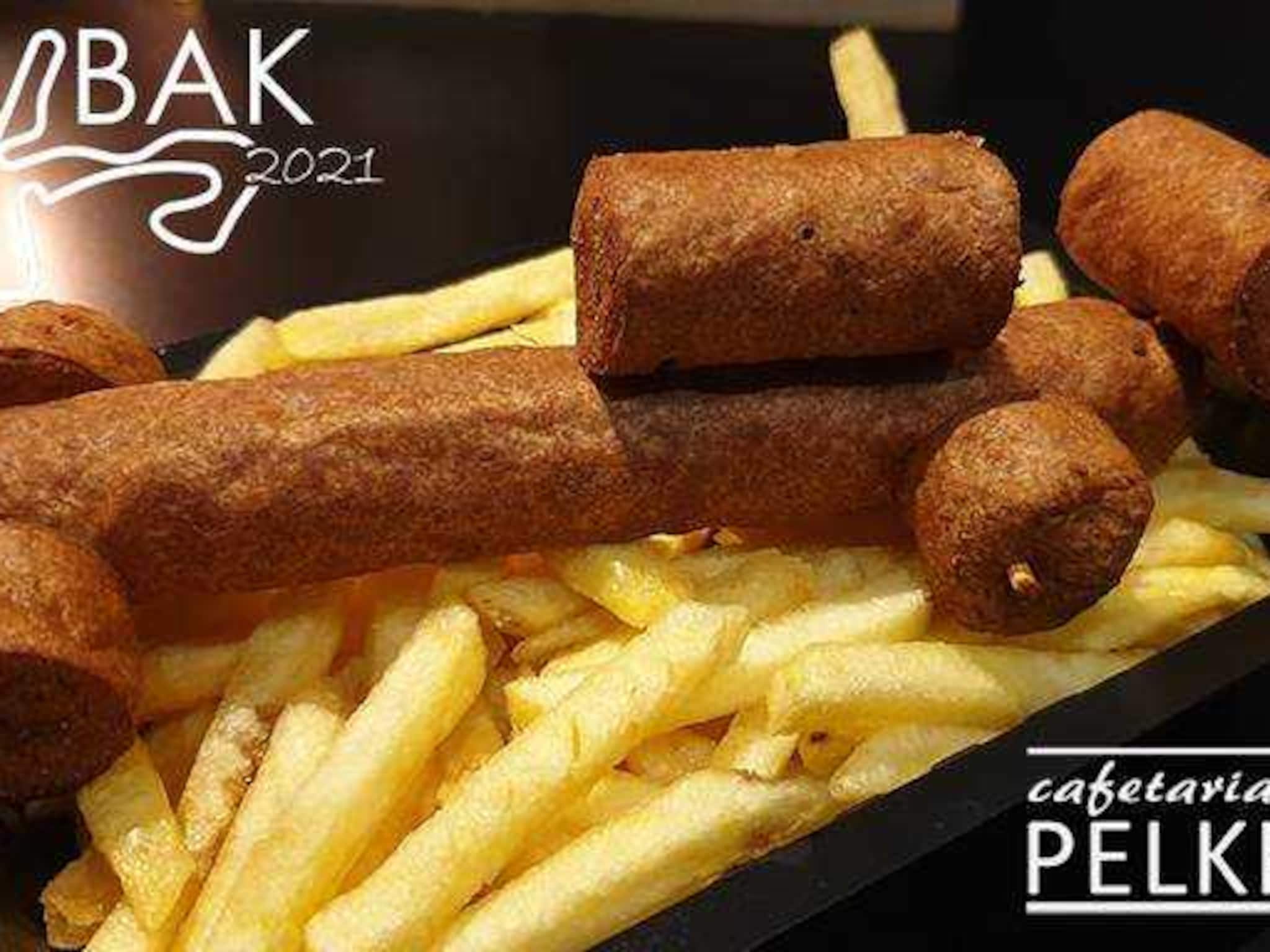 creatieve snackbarhouder maakt voor grand prix een max bak met frikandellen en friet