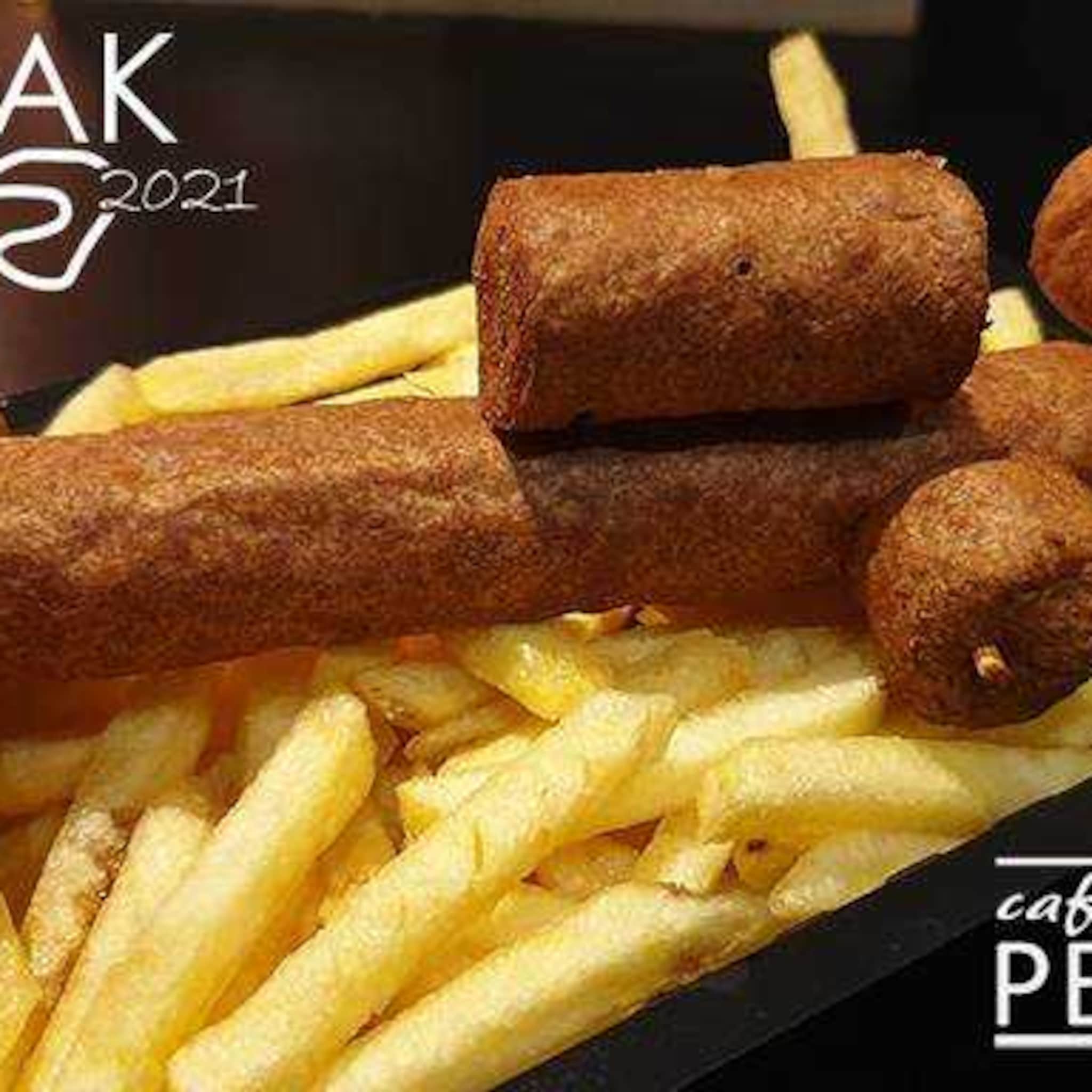 creatieve snackbarhouder maakt voor grand prix een max bak met frikandellen en friet