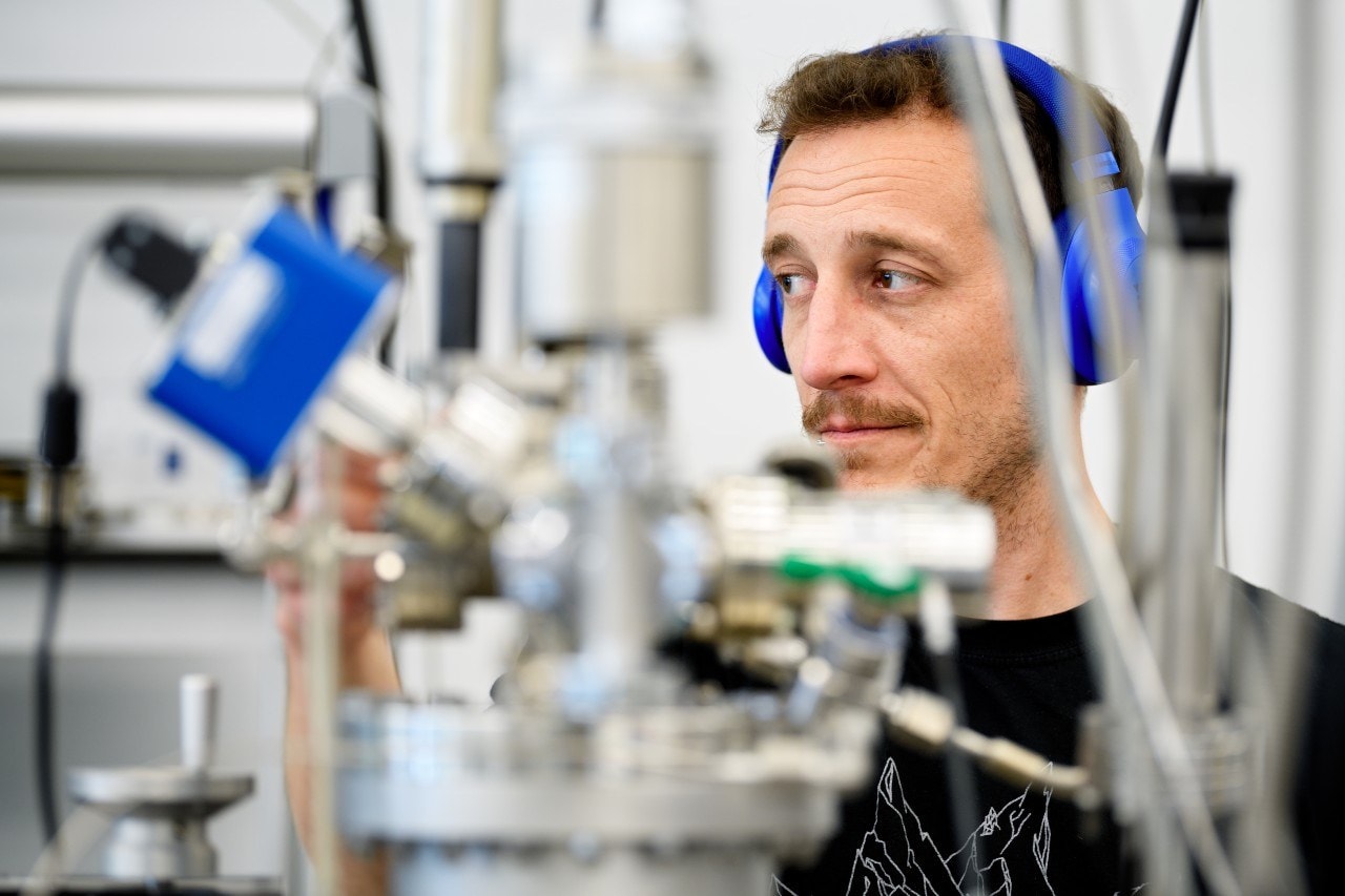 Een onderzoeker bij ASML is bezig met de nieuwste ontwikkelingen op vlak van chipproductie. Foto: ASML