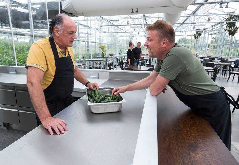Chef André van Doorn met de toekomstige chef Pieter Jobse in de keuken van het kasrestaurant.