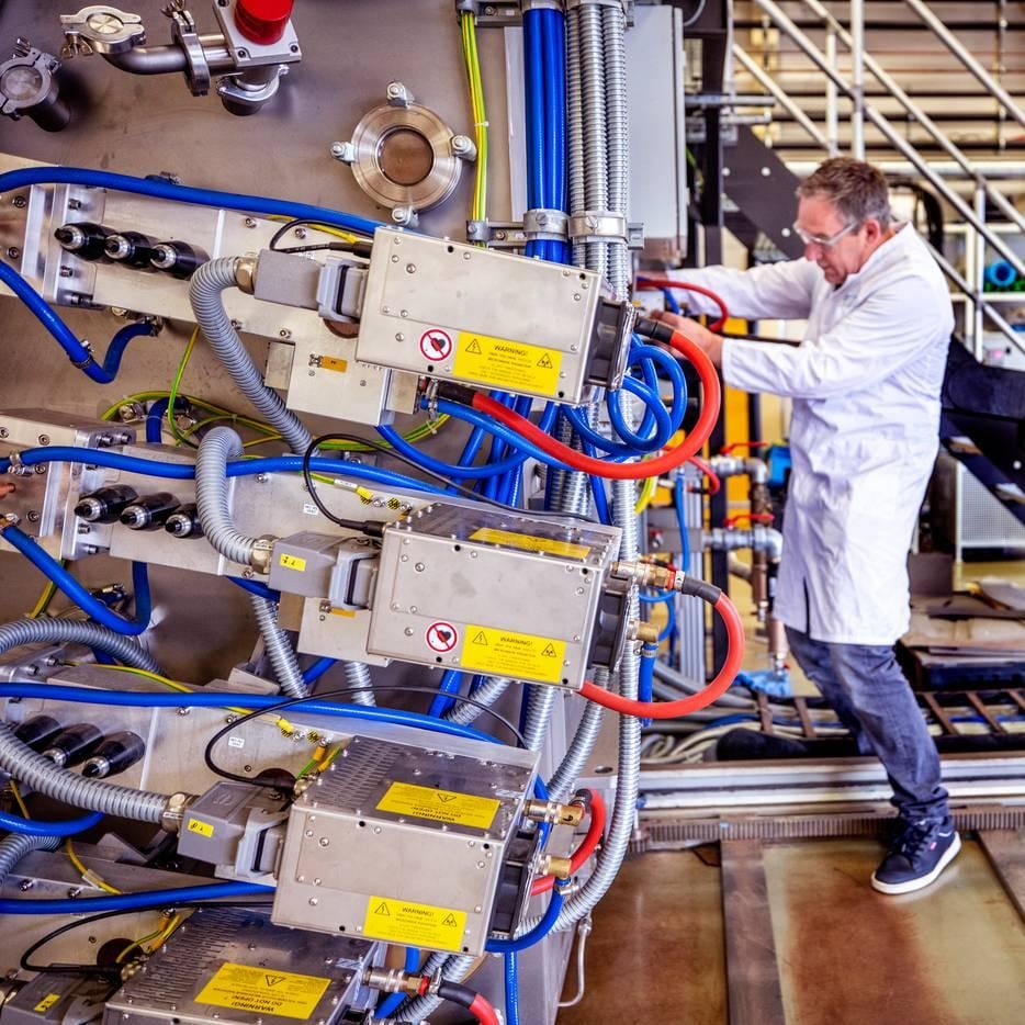 Een van de machines waarmee het Eindhovense LeydenJar accu’s produceert die langer meegaan. Foto: de Volkskrant/Raymond Rutting Photography,