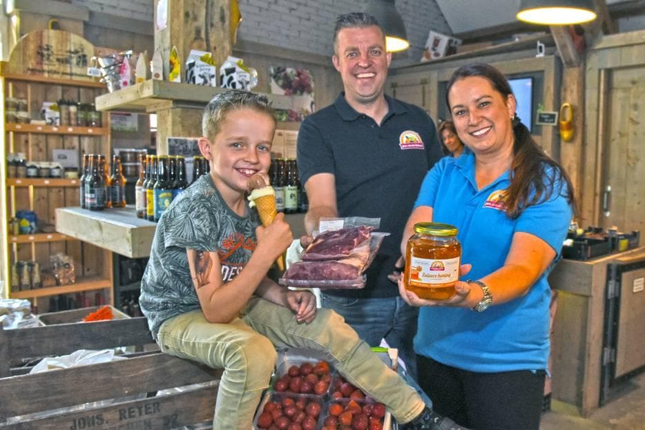 Familie Van den Kieboom (Luc, Jack en Wendy) in hun boerderijwinkel op de Rietdijk in Breda. Foto's: AD/Casper van Aggelen-Pix4Profs.
