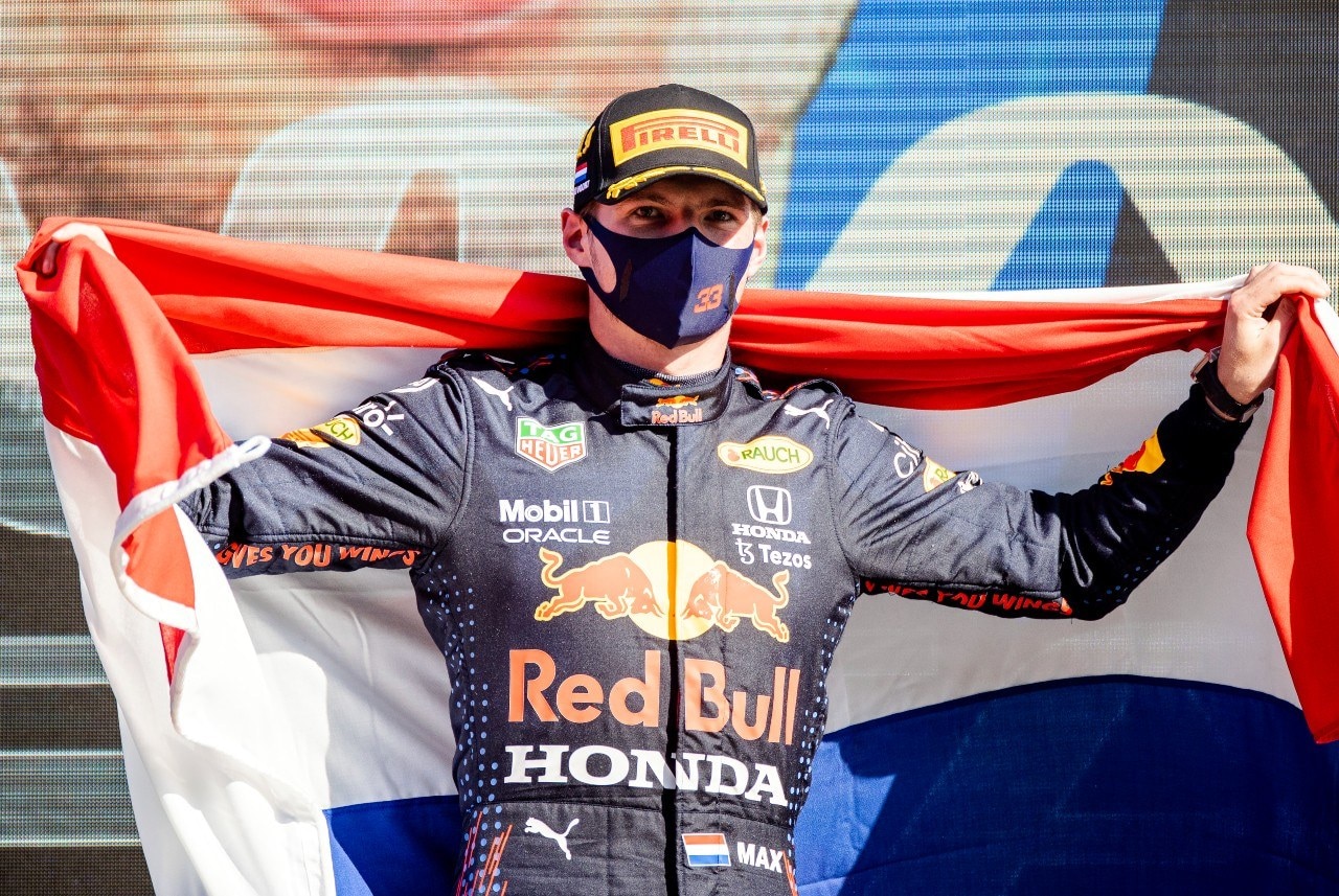 Max Verstappen tijdens zijn eerste rondjes op het toen nieuwe asfalt van Circuit Park Zandvoort. Foto's: Red Bull, ANP.