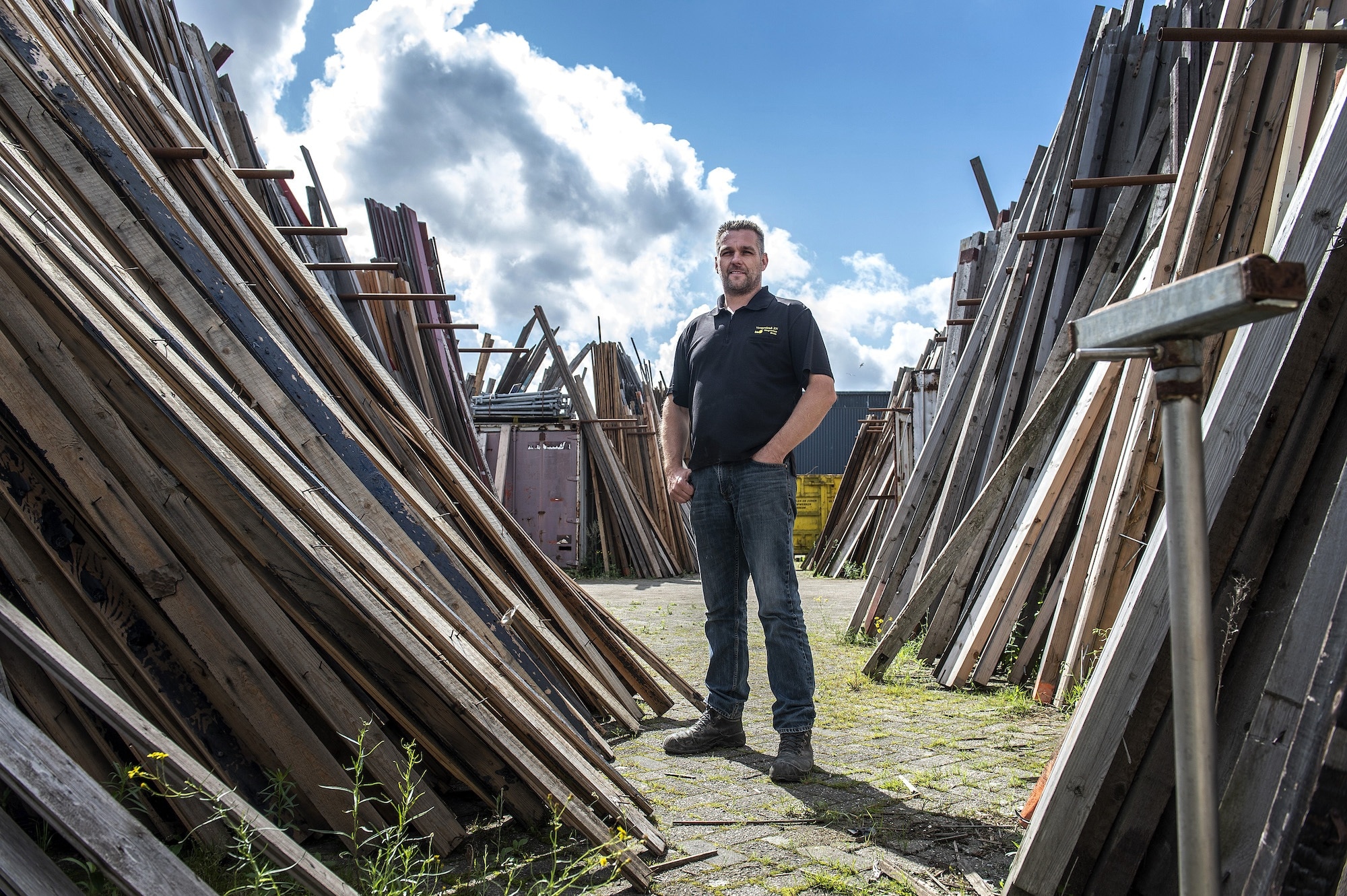 William Vermeulen van sloopbedrijf Vermeulen en Zonen Breda verkoopt steeds meer gebruikte materialen. Foto: Pix4Profs – Ron Magielse