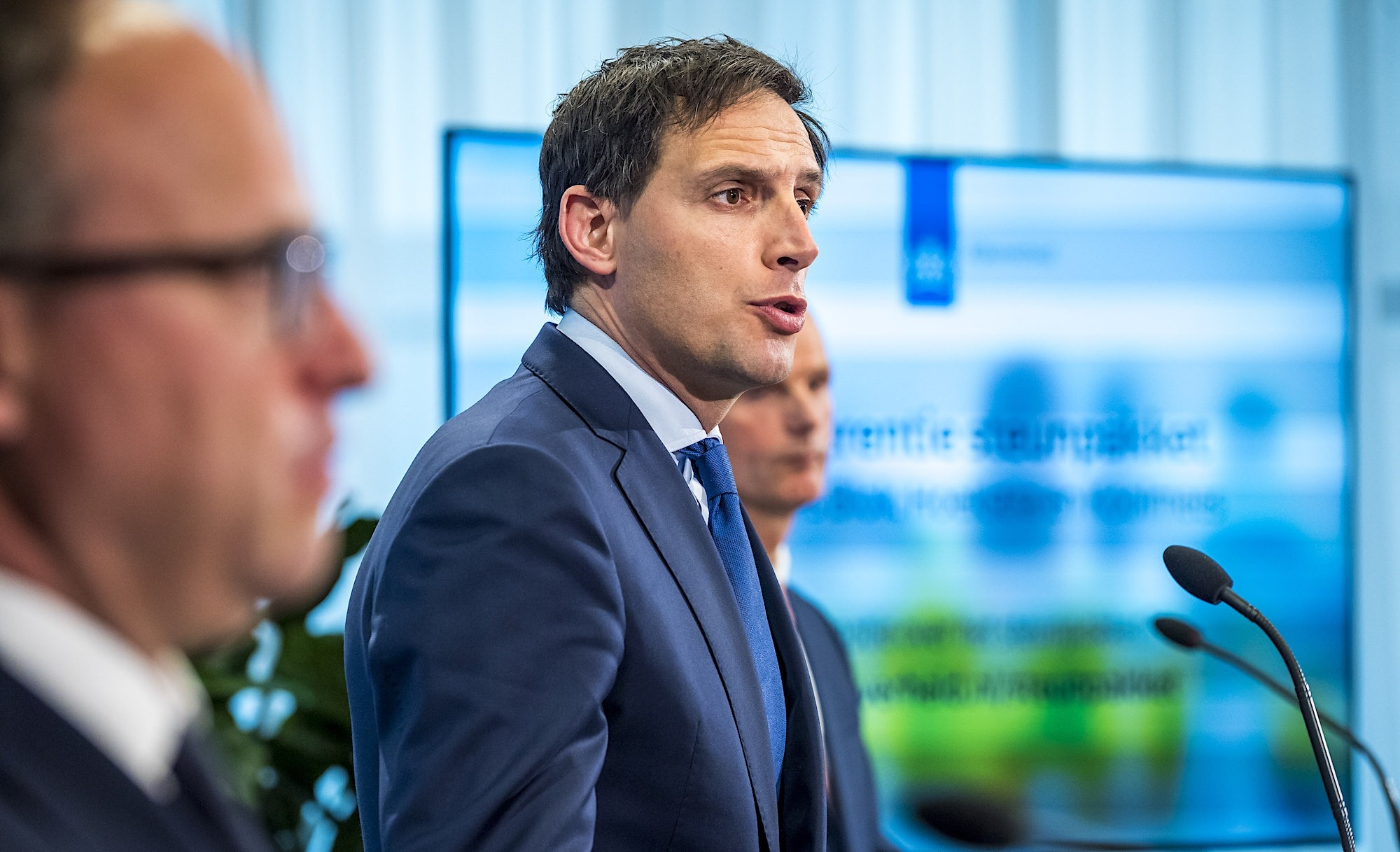 Demissionair ministers Wopke Hoekstra (Financiën), Wouter Koolmees (Sociale Zaken) en Stef Blok (Economische Zaken) maakten vandaag bekend definitief te stoppen met de algemene coronasteunregelingen. Foto: ANP