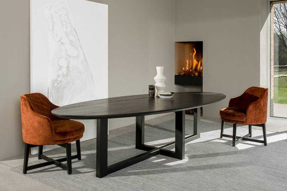 Een van de ovale eiken tafels, eigen design, eigen makelij van Table du Sud.