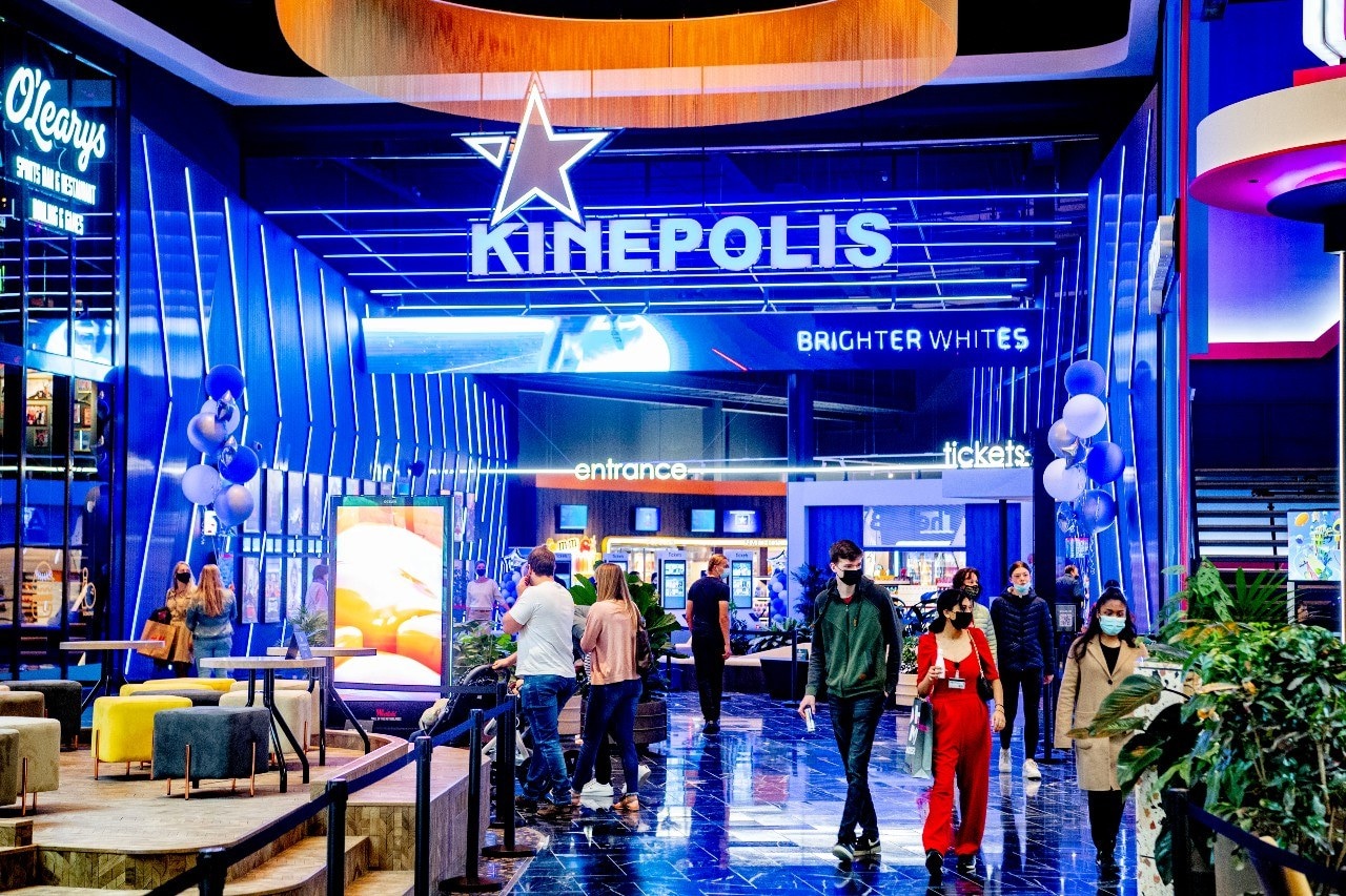 De Kinepolis in de Mall of the Netherlands tijdens de opening, waarbij er toen 50 bezoekers per zaal weer naar de film konden kijken. Foto: ANP.