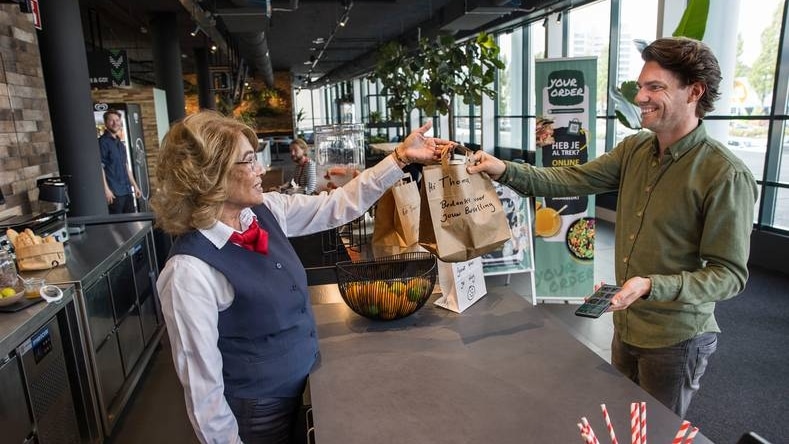 Thomas Jespers van Sodexo: ,,Vroeger was er zoveel keus met al die bakken salades, broodjes, beleg en verschillende soepen. Als je bedenkt hoeveel eten er toen werd verspild... Foto: Arie Kievit