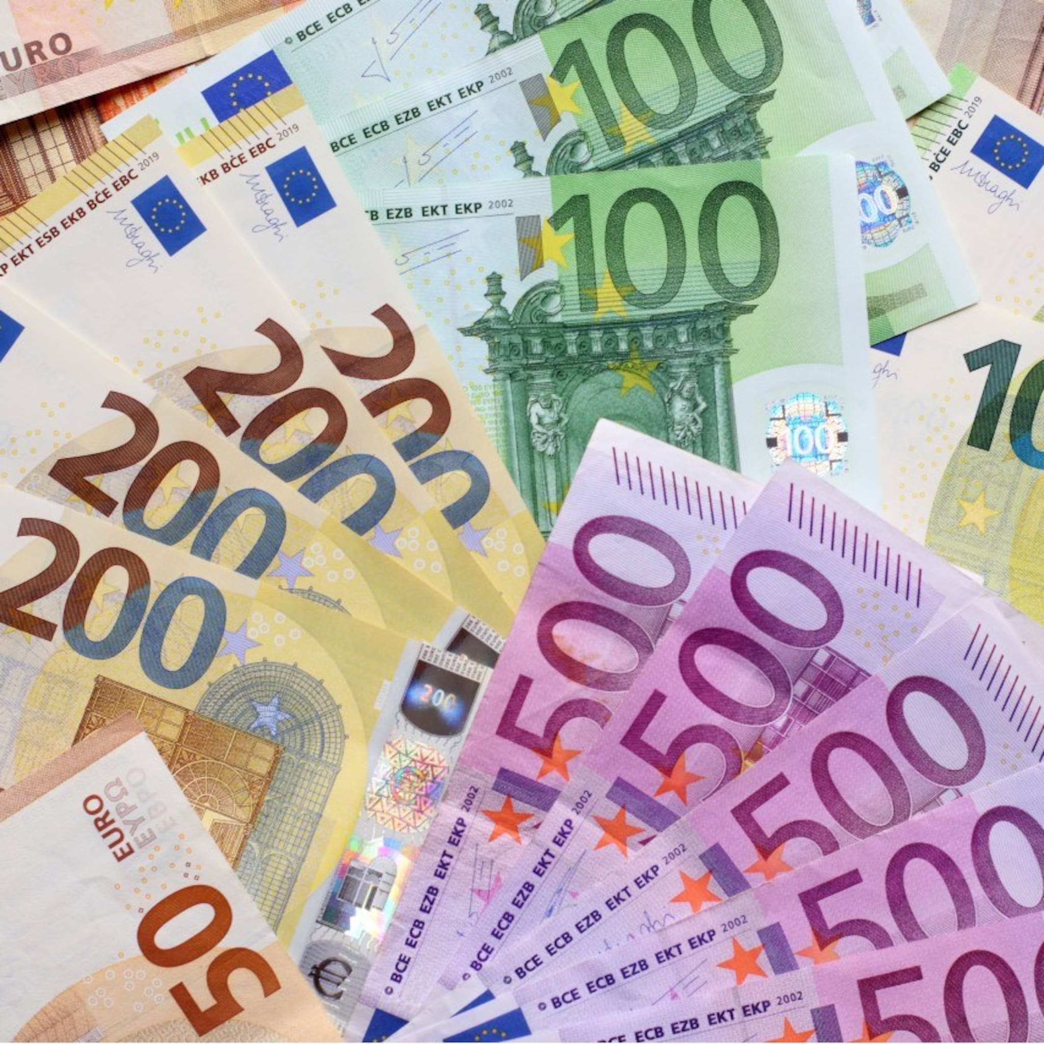 rabobank maakt storten van 200 en 500 eurobiljet duurder voor bedrijven