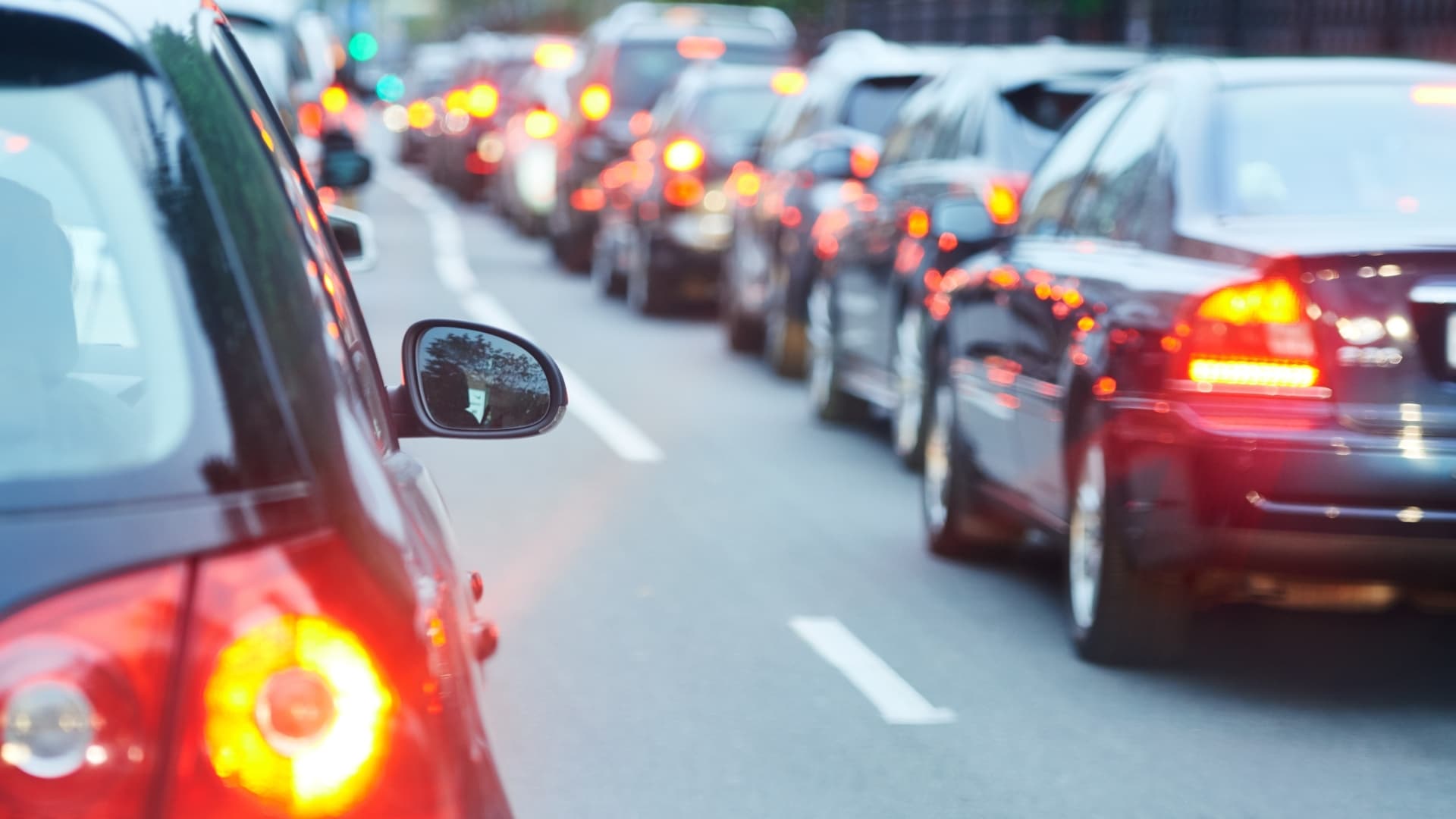 Veel werknemers staan er onvoldoende bij stil dat een bovenmatig inkomen in de vorm van een te hoge reiskostenvergoeding uiteindelijk nadelig kan uitpakken. Foto: Shutterstock