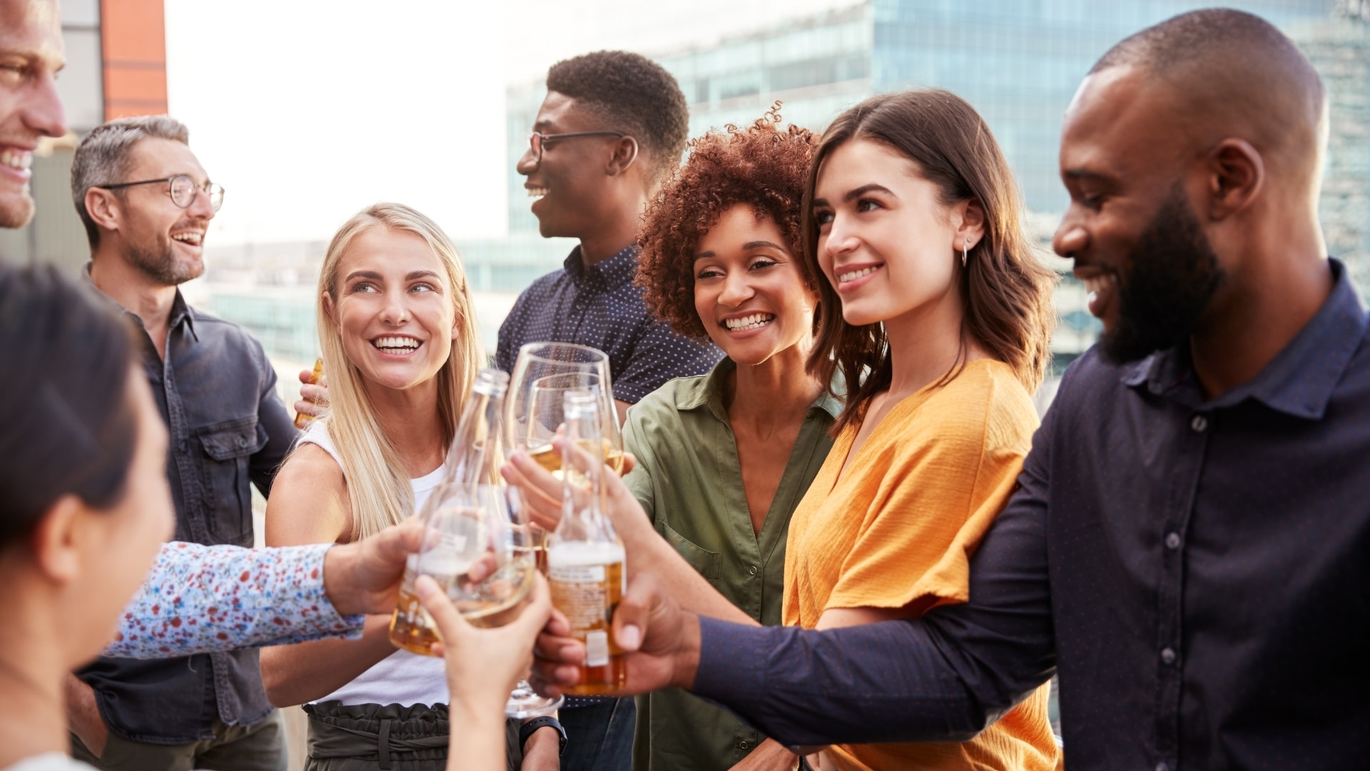 Hopelijk is de vrijdagmiddagborrel, oftewel de Vrijmibo, met ingang van november ook weer helemaal terug van weggeweest. Foto: Shutterstock