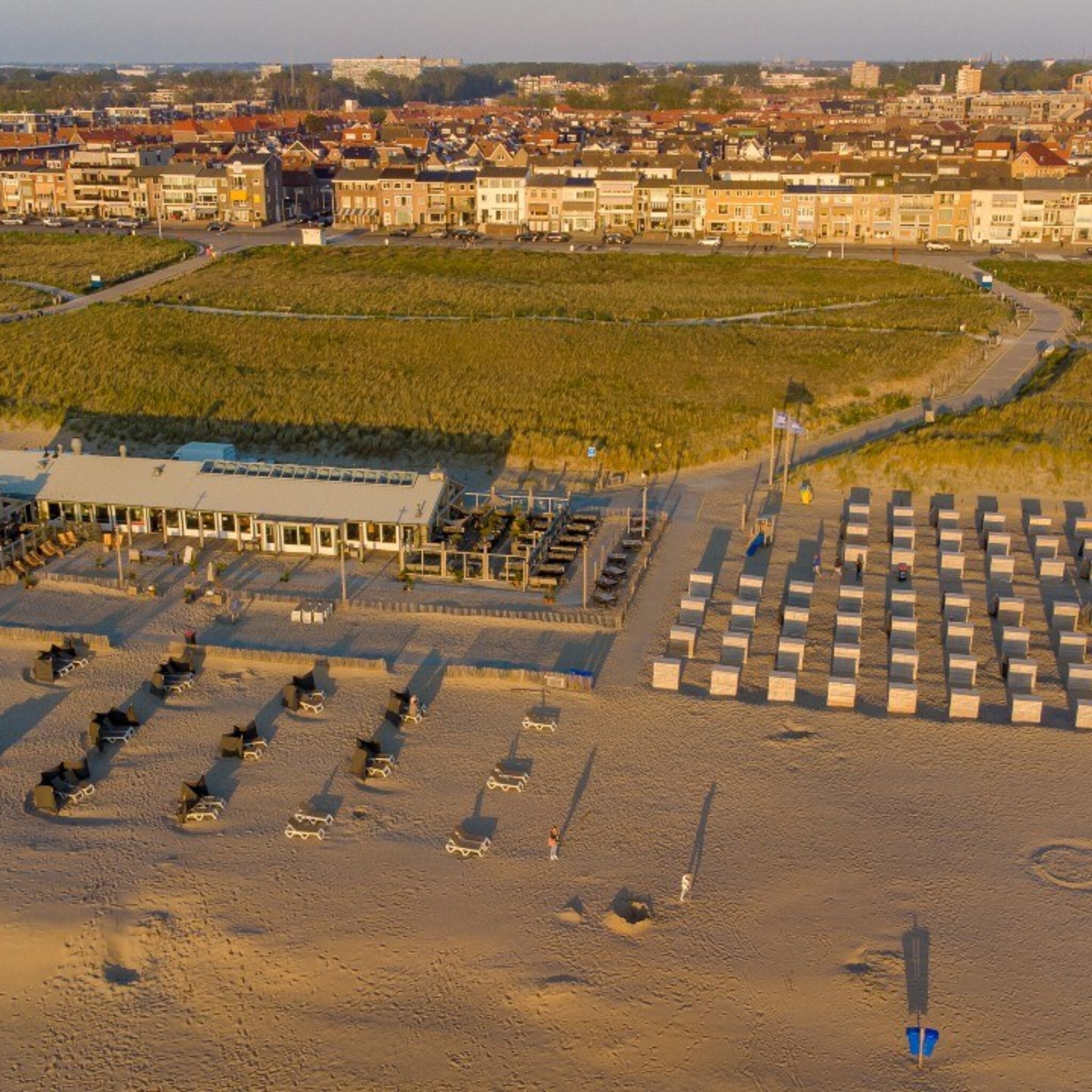 strandpaviljoens mogen in de winter blijven staan maar waterschap is tegen
