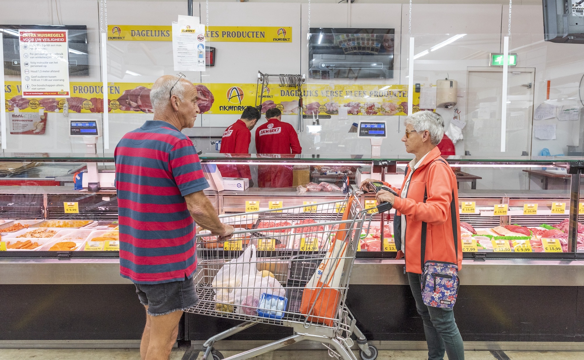 Klanten zoeken vlees uit van de slager in een supermarkt in Bergen op Zoom. Foto: Pix4Profs