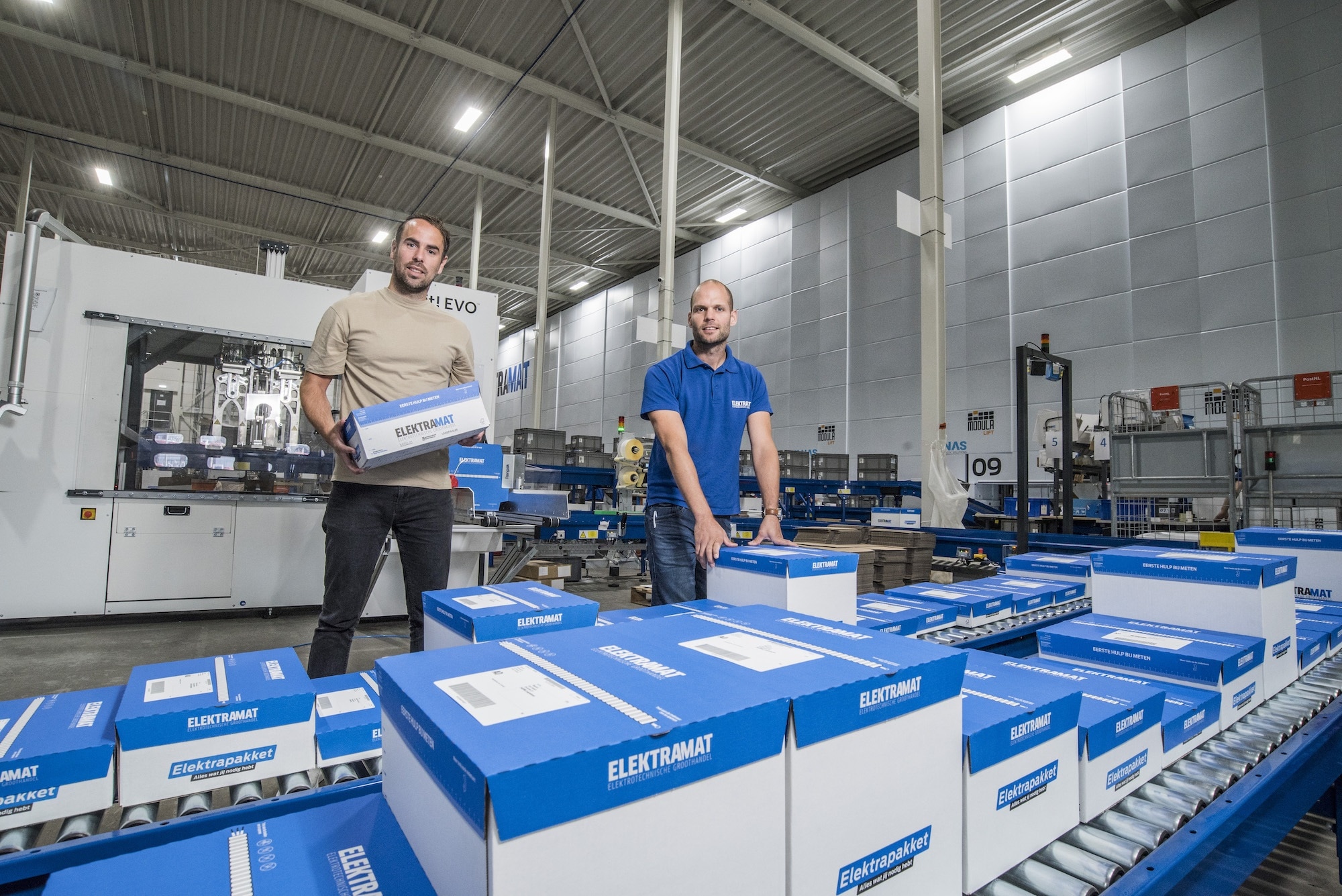 De favoriete plek van Ruud Pierik (rechts) is het magazijn. „Ik ben een techneut en word hier heel blij van." Foto: Reinier van Willigen
