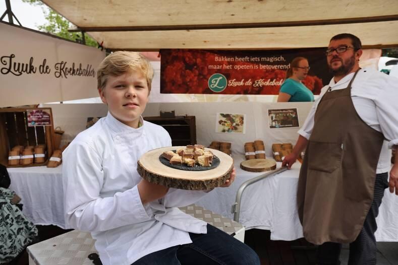 De 11-jarige Luuk de Koekebakker brengt zijn koeken aan de man op de zaterdagmarkt van Spijkenisse. Foto: Peter de Jong Fotografie.