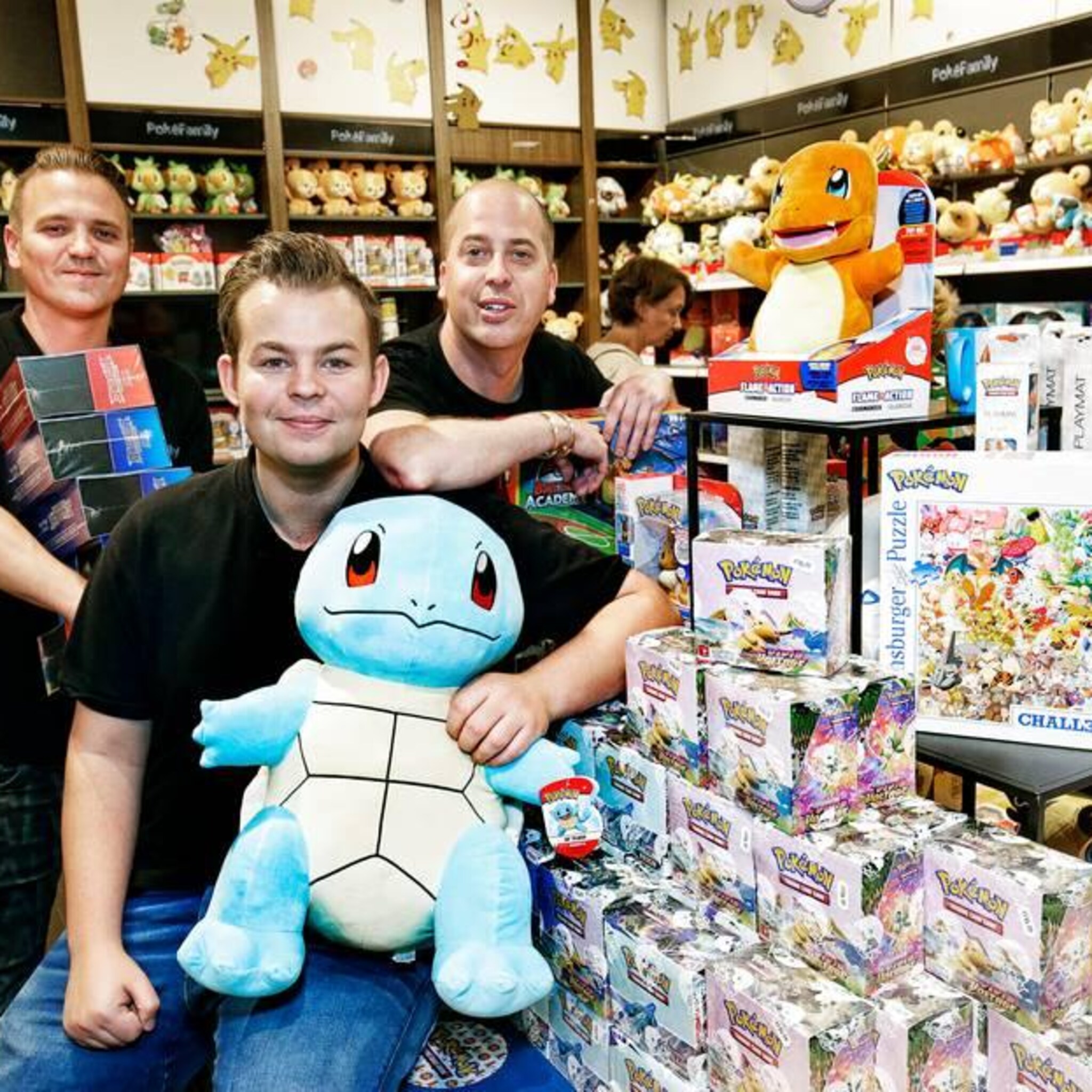 voor deze pokemonwinkel staat altijd een rij