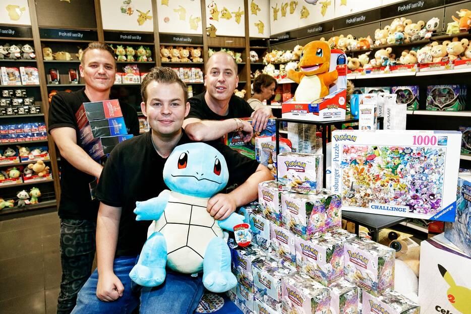 De eigenaren van de succesvolle Pokémonwinkel in Shoppingcenter Overvecht. Ruben Stolk (links), Koen Jappes en op de voorgrond Vincent van Os met de grootste Pokémonknuffel: Squirtle. Foto's: AD/Ruud Voest.