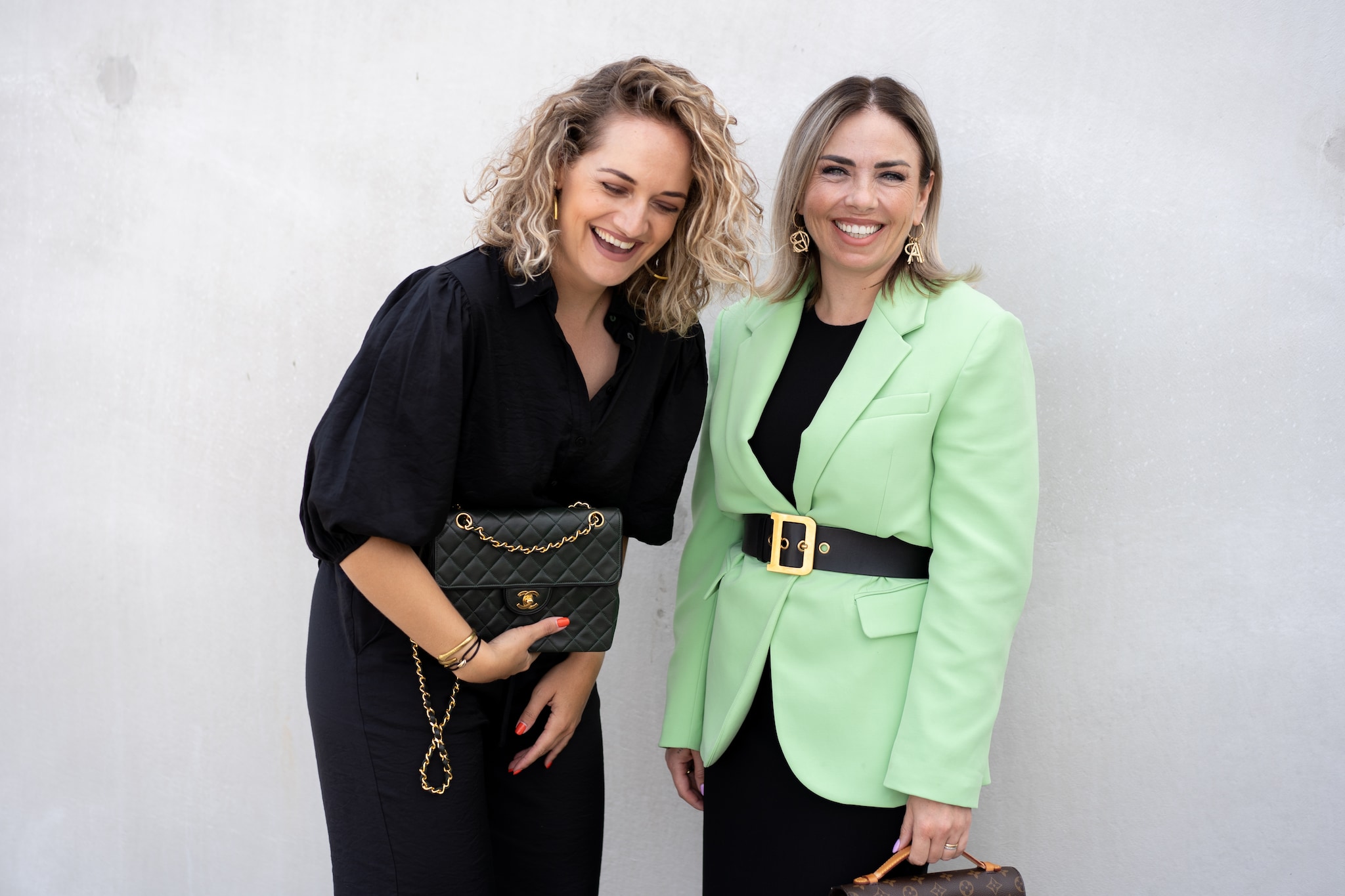 Beleggen in designertassen? Dat kan behoorlijk wat opleveren, weten Romy Valstar (l) en Marije van Ham. Foto: Touched Vintage