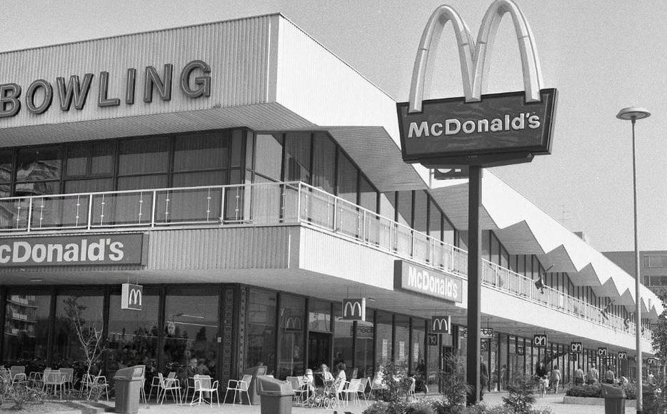Terug naar 1988: een McDrive langs de A12 bij Duiven. Foto: AD/Wim Krijt.