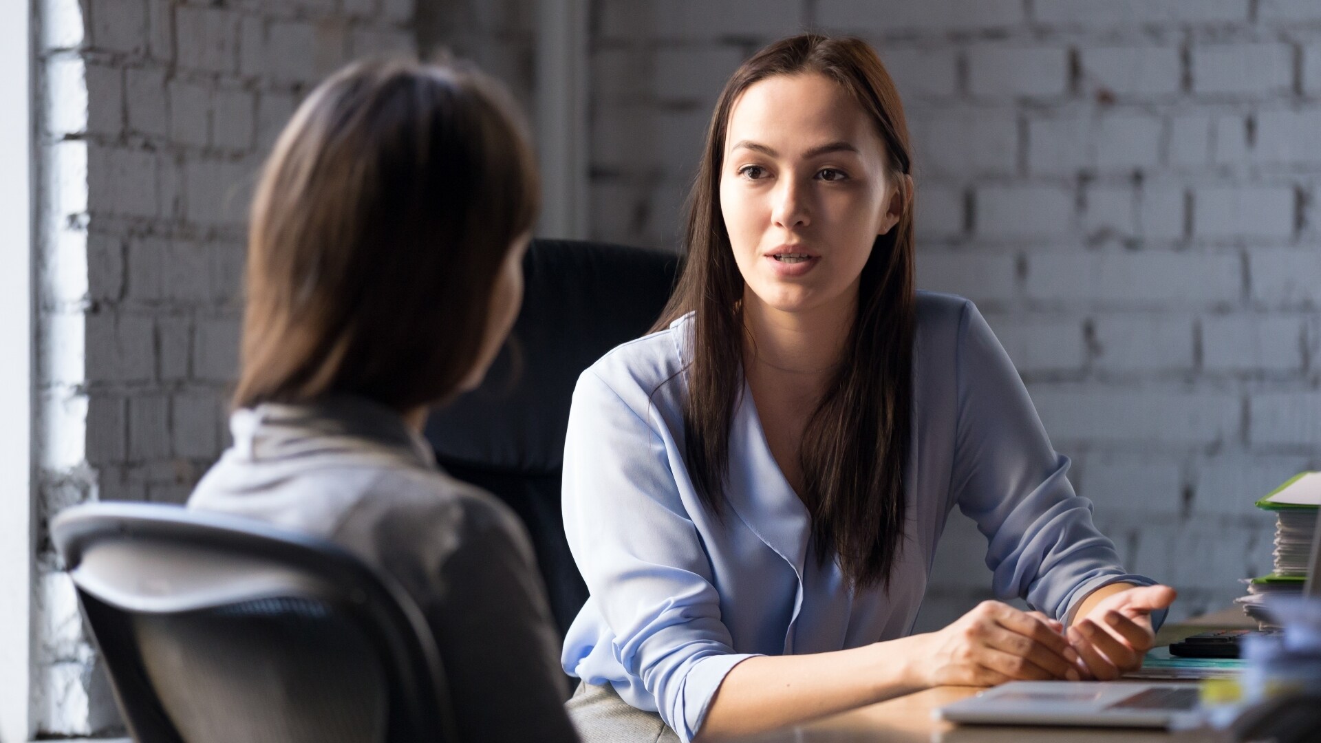 In contact met Britten en Amerikanen is 'How are you?' bijna altijd de eerste vraag, maar een écht antwoord lijken ze niet te verwachten. Hoe reageer je daar dan goed op? Foto: Shutterstock