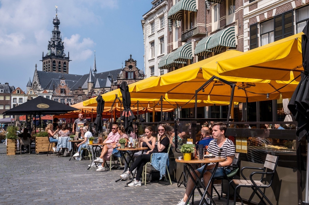 Horeca heeft hogere inkoopkosten als gevolg van stijgende grondstofprijzen en de prijsverhogingen die onder andere bierbrouwers hebben doorgevoerd. Foto: ANP.