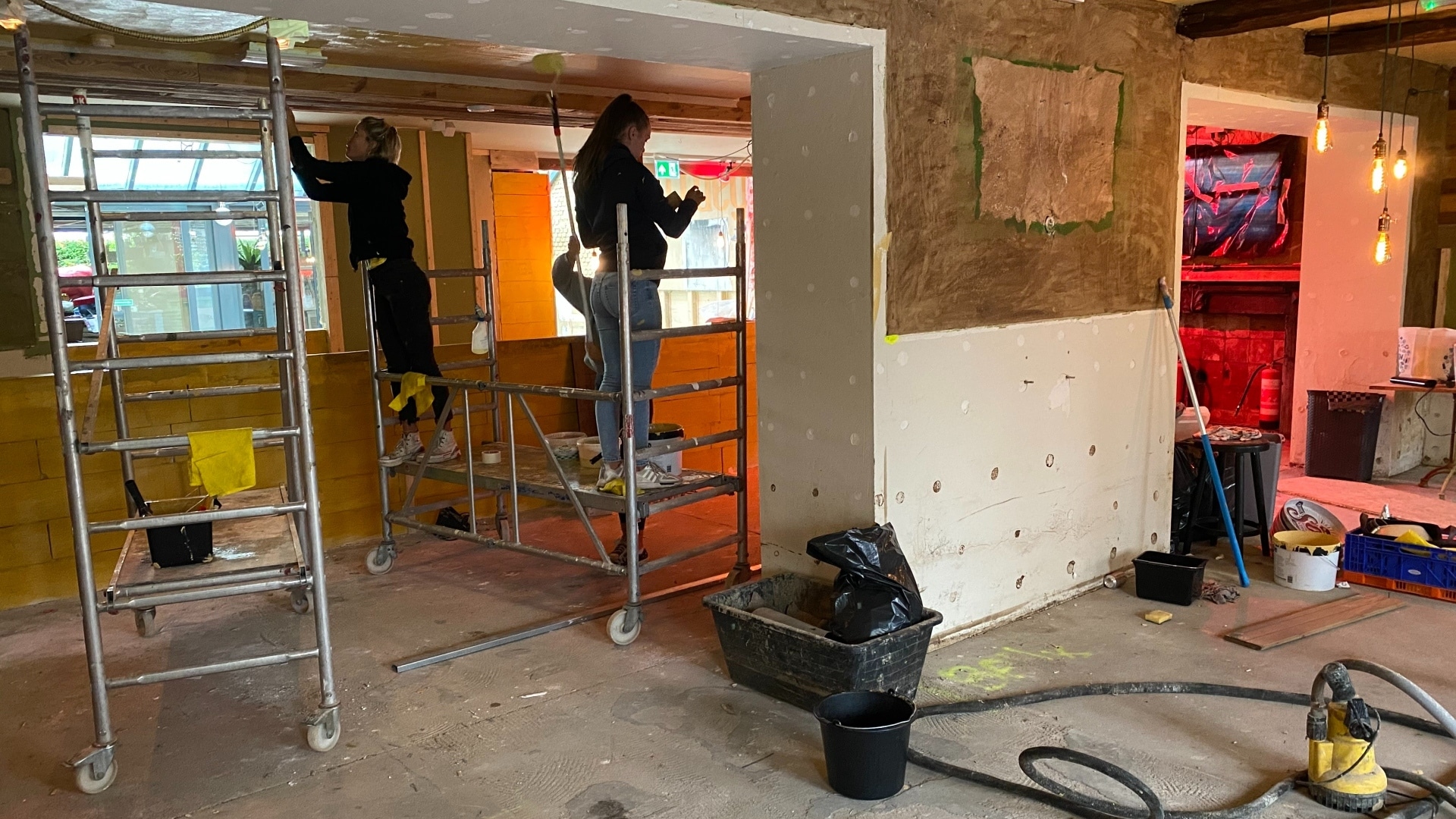 Het volledig gestripte restaurant El Fuego wordt momenteel zoveel als mogelijk hersteld. Foto: Sophie Frederiks