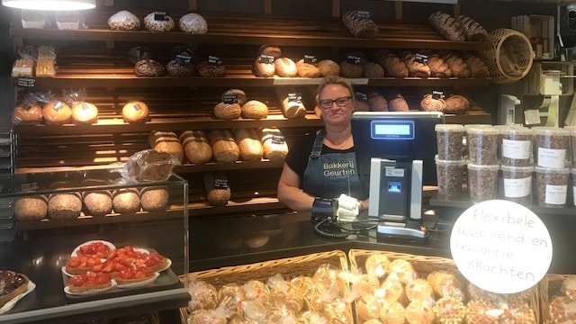 Bij Bakkerij Geurten bleef de waterschade beperkt en dus konden Armanda Frissen en haar collega's de werkzaamheden snel hervatten. Foto: Bakkerij Geurten