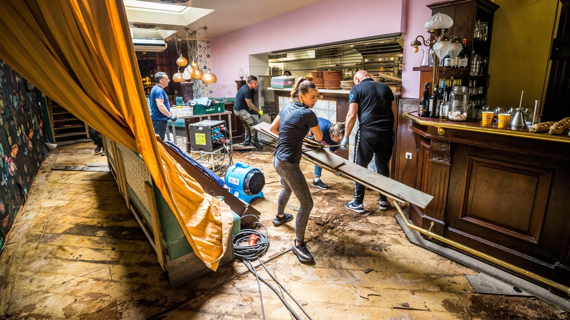 De zaak zo snel mogelijk weer opbouwen, dat is waar het nu allemaal om draait bij ondernemers in Limburg. Foto ter illustratie, personen komen niet voor in het verhaal. Bron: ANP/Marcel van Hoorn.