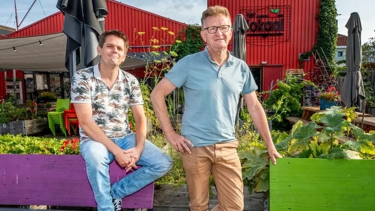 Rinke van 't Holt (links) en Cor Holtackers, eigenaren Het Lokaal: ,,Het jaar 2020 werd ons beste jaar tot nu toe." Foto: Raymond Rutting