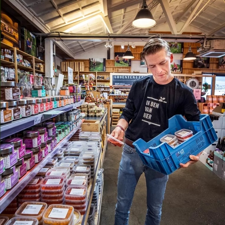 De schappen van Het Lokaal staan vol met streekproducten. Foto: Raymond Rutting