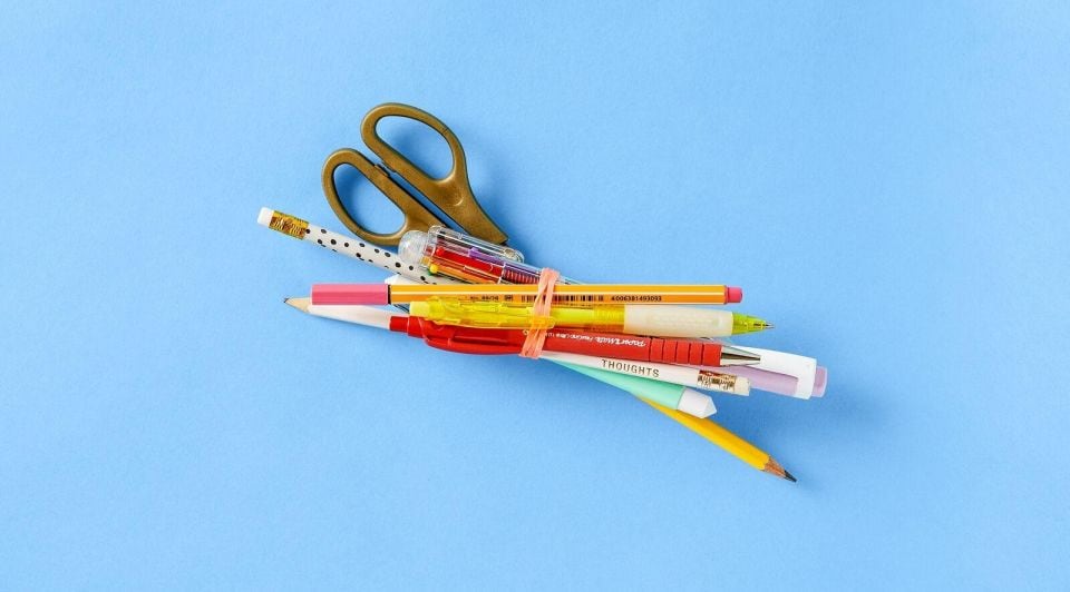 Bol.com bollebozen en Stichting Kinderen van de Voedselbank delen cadeaukaarten uit aan kinderen die in armoede opgroeien en geen nieuwe schoolspullen kunnen kopen. Foto: Kinderen van de Voedselbank