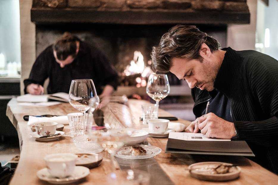 Willem Hiele en Sergio Herman signeren elkaars boeken.