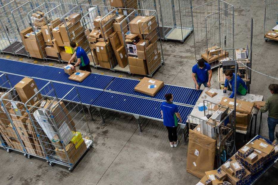 Bezorgdienst Red je Pakketje opent zevende vestiging in oude distributiehal van Jan Hendriks aan de Kempenbaan. Foto's: AD/Pix4Profs-Ron Magielse.