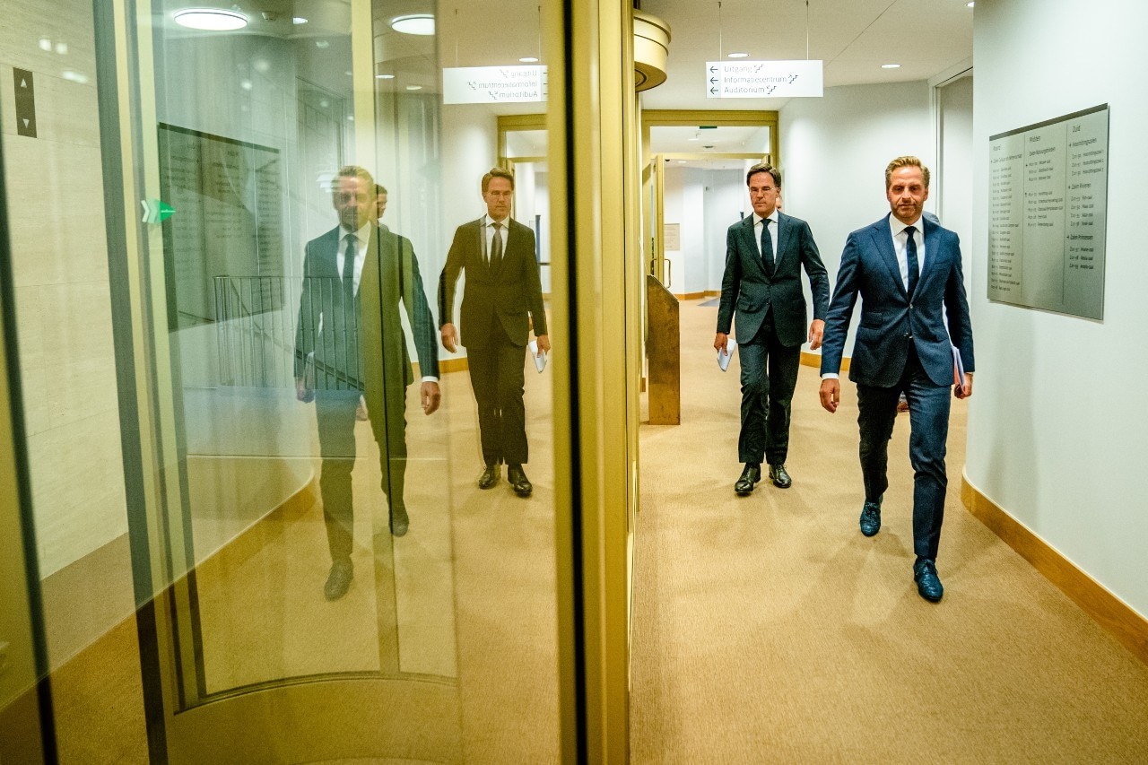 Demissionair premier Mark Rutte en minister Hugo de Jonge op weg naar de persconferentie. Foto: ANP