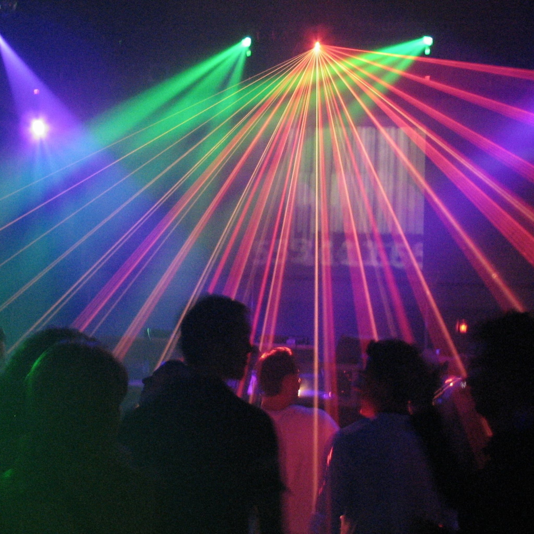 khn klaagt staat aan om nachtclubs en discotheken eerder open te krijgen