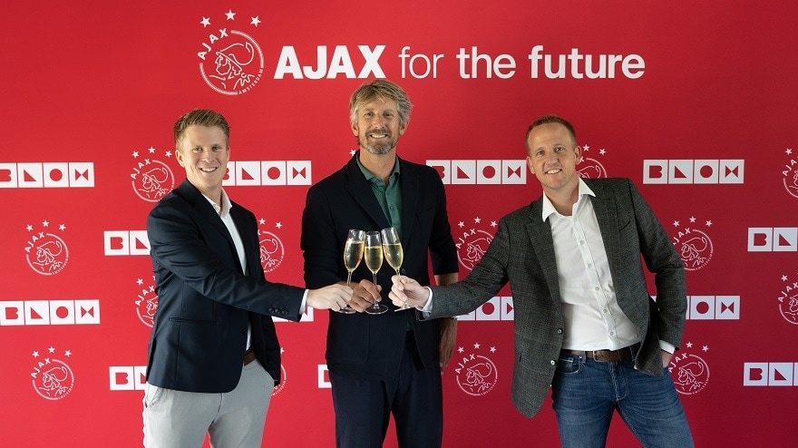 De deal tussen Ajax en BLOX is vrijdagmorgen beklonken. Links Davy Stevens, directeur van BLOX, in het midden Edwin van der Sar (algemeen directeur/directievoorzitter Ajax), rechts Blox-medeoprichter Mark Bakker. Foto: Ajax