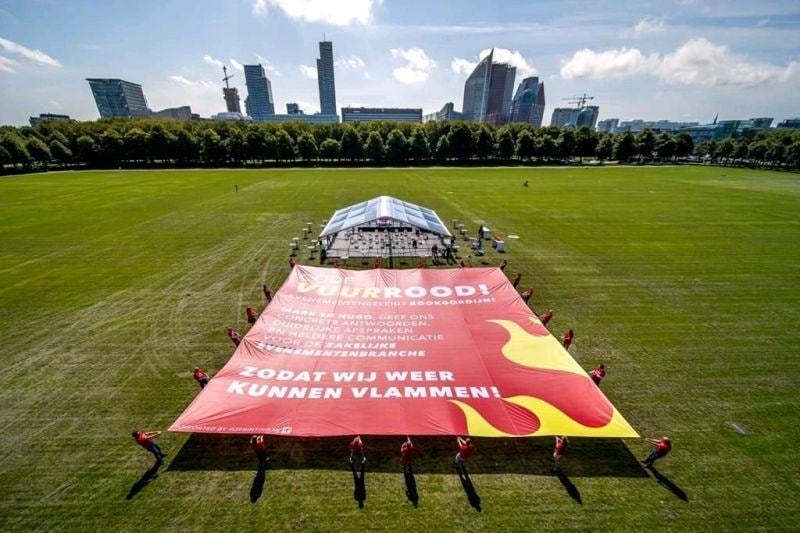 Evenementenbedrijven rollen een spandoek uit op het Malieveld om politiek Den Haag wakker te schudden. Foto: Jan Buteijn