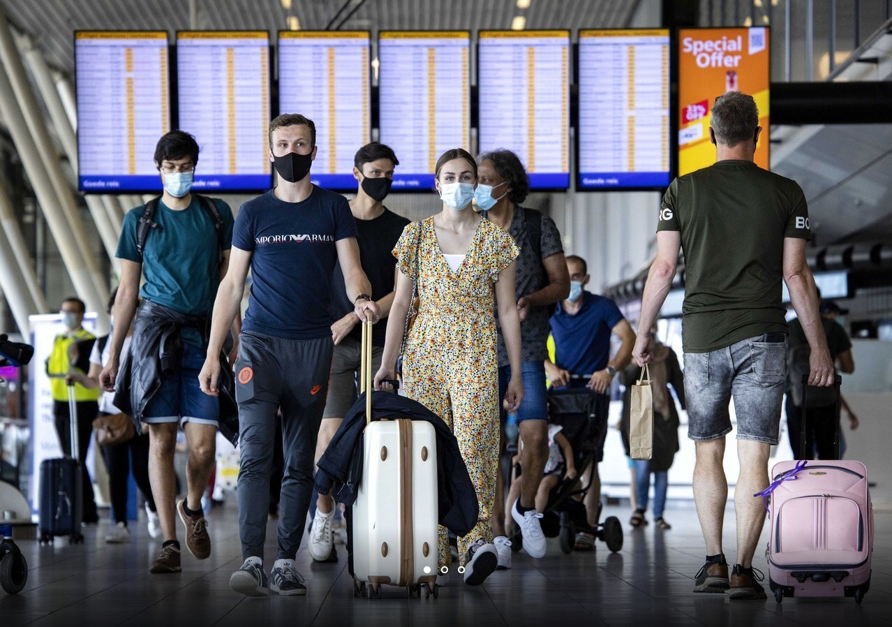 Toeristen op Schiphol landen niet langer in een donkerrood land. Foto: ANP