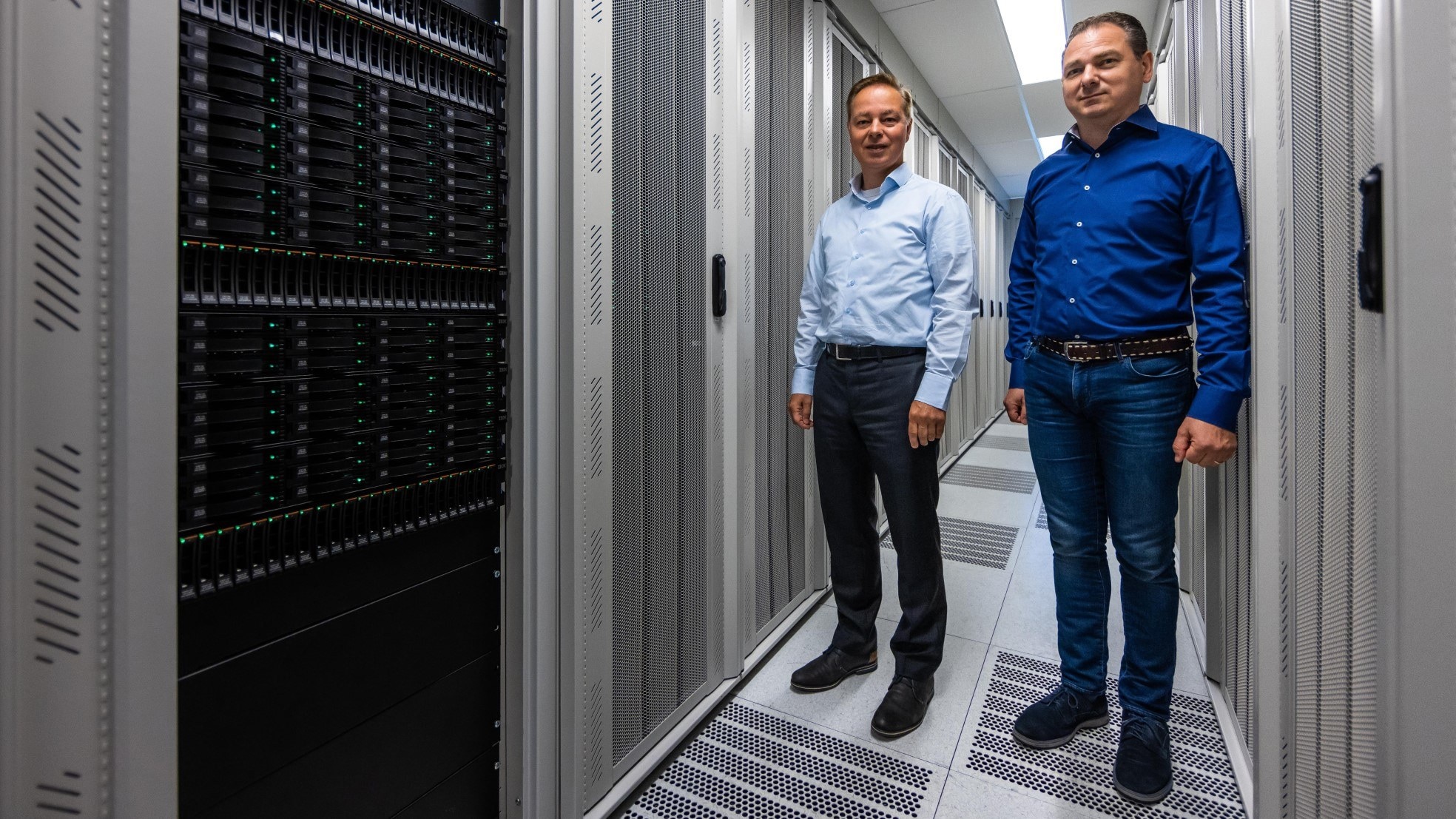 Rob (links) en Jeroen Stevens in een gang met servers in hun bedrijfspand. Foto: Roel van der Aa