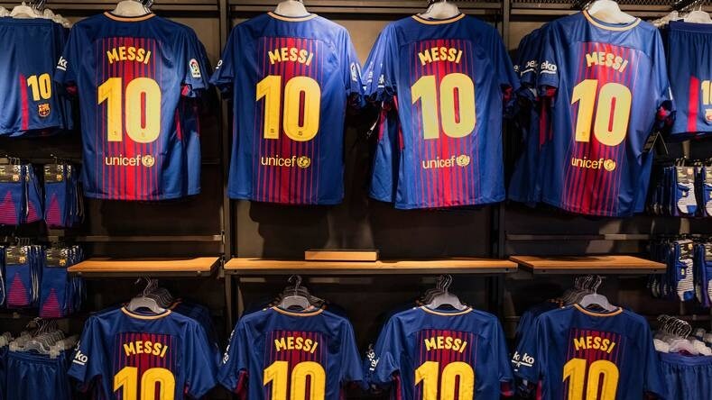 Het oude Barcelonashirt met de naam 'Messi' erop, hangt nog altijd in de fanshop. Beeld: Getty Images