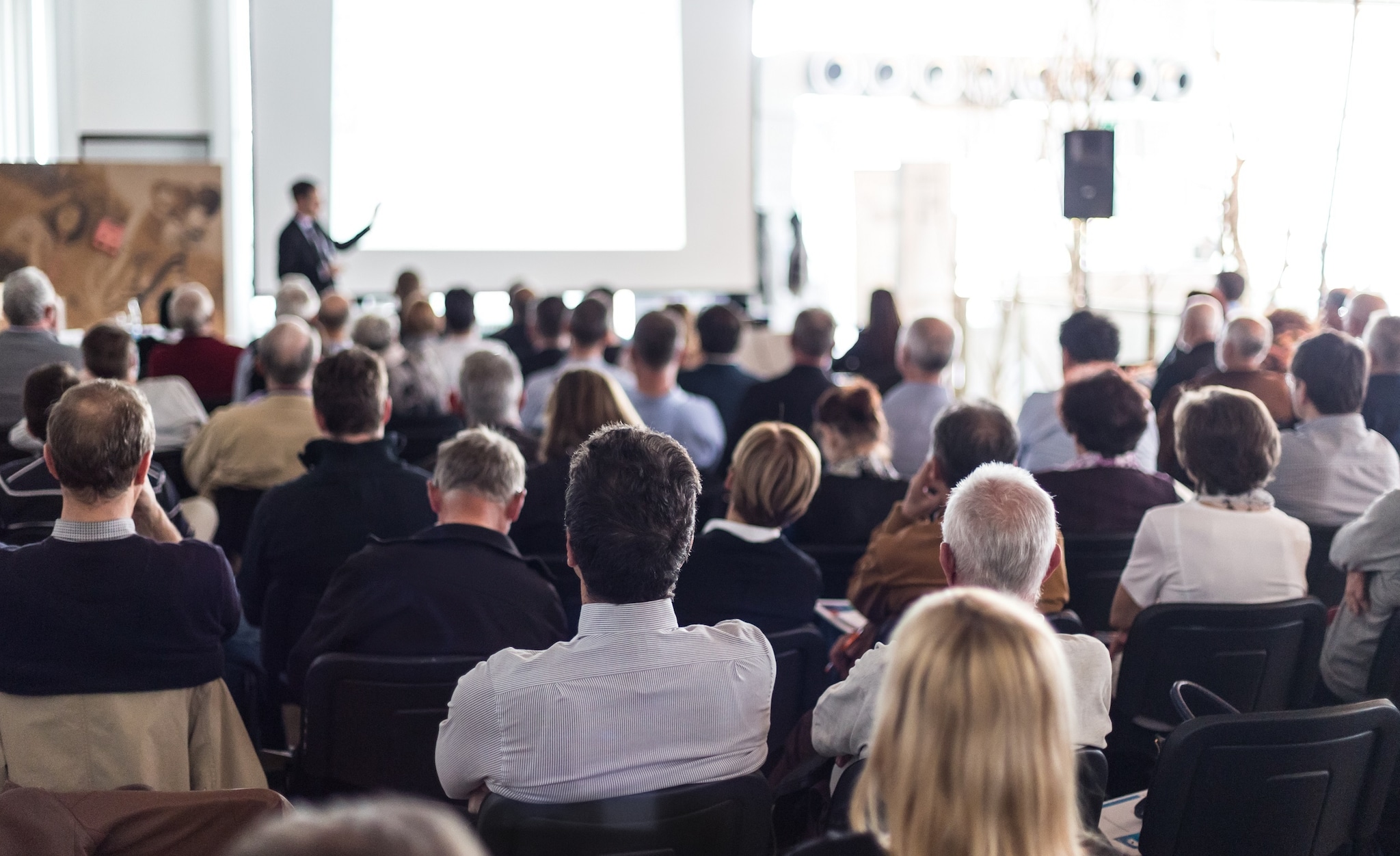 Volle congreszalen zoals op deze foto zijn nu niet mogelijk. Organisatoren van zakelijke evenementen vinden dat ze lang in onzekerheid gelaten worden over wat er wél mogelijk is. Foto: Shutterstock