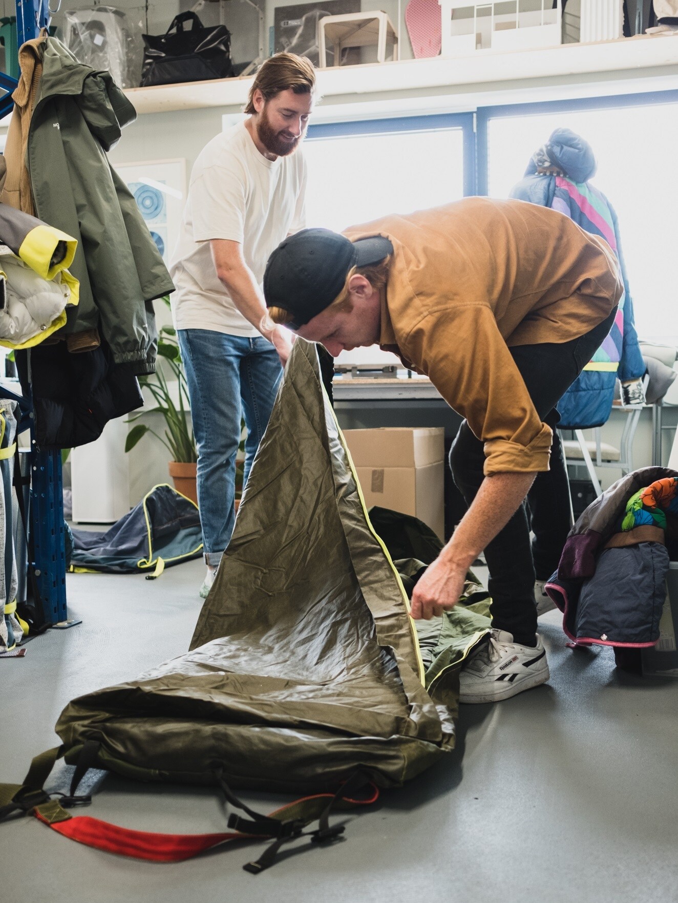 Bas Timmer, oprichter Sheltersuit met een Shelterbag. Foto: Tony Docekal