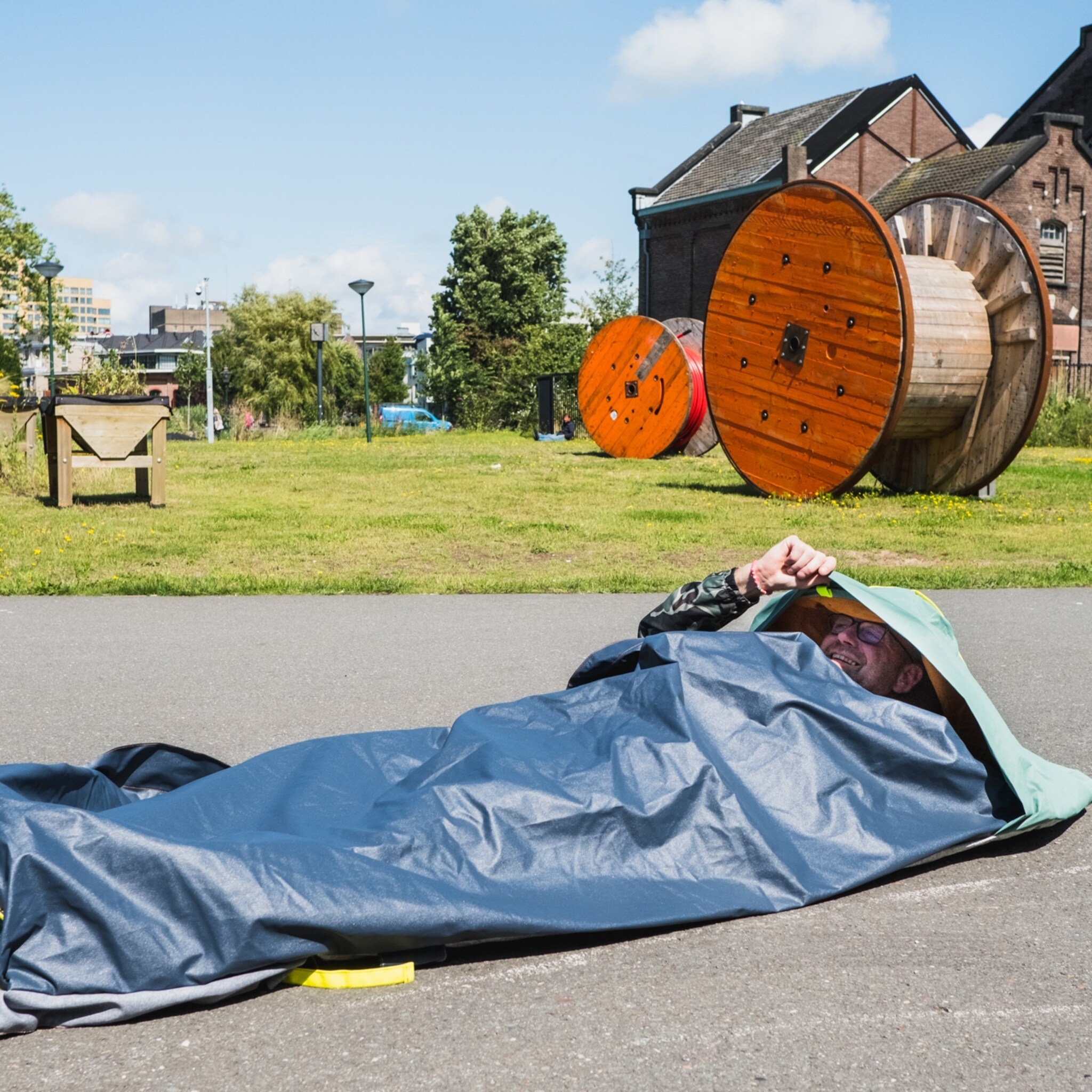 sheltersuit en auping komen met zomerslaapzak voor daklozen